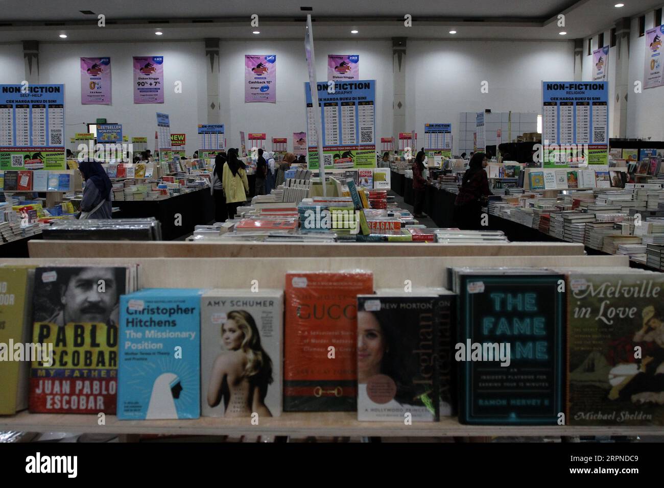 Bantul, Yogyakarta, Indonesien. September 2023. Besucher schauen sich Bücher während des internationalen Bücherbasars „Big Bad Wolf Books“ in Bantul an. Die jährliche Veranstaltung präsentiert verschiedene Arten internationaler Bücher und ist eine Auswahl an hochwertigen Alphabetisierungsreisen. (Bild: © Angga Budhiyanto/ZUMA Press Wire) NUR REDAKTIONELLE VERWENDUNG! Nicht für kommerzielle ZWECKE! Quelle: ZUMA Press, Inc./Alamy Live News Stockfoto