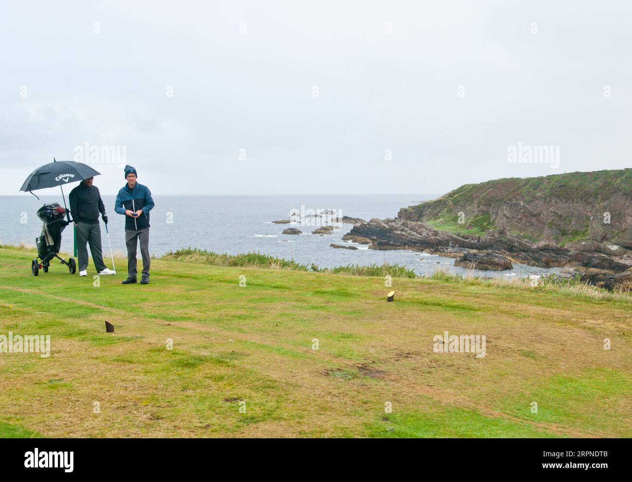 2 Golfspieler auf dem T-Stück im Strathlene Buckie Links Golf Club Portessie Scotland Stockfoto