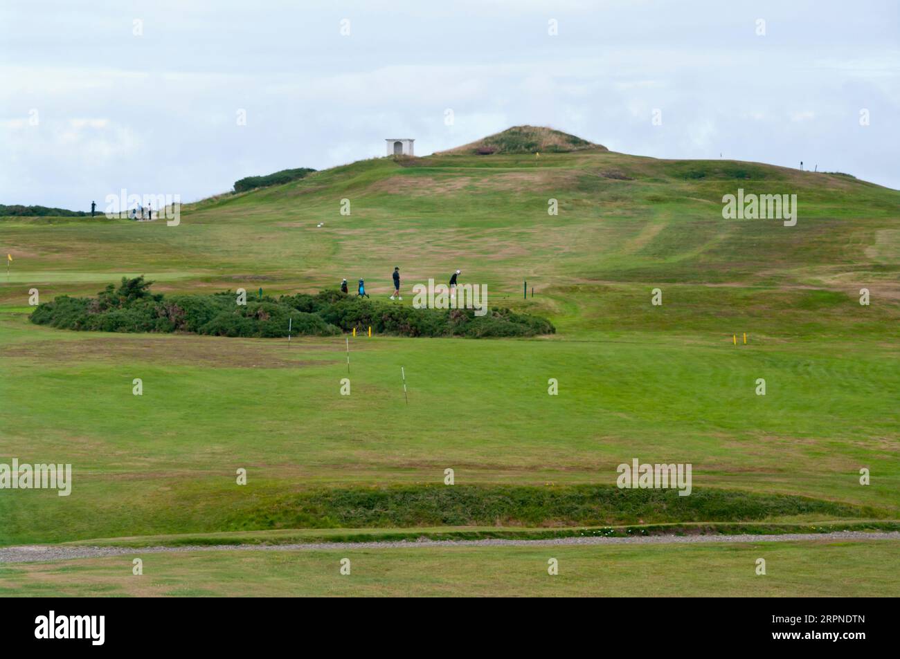 2 Golfspieler auf dem T-Stück im Strathlene Buckie Links Golf Club Portessie Scotland Stockfoto
