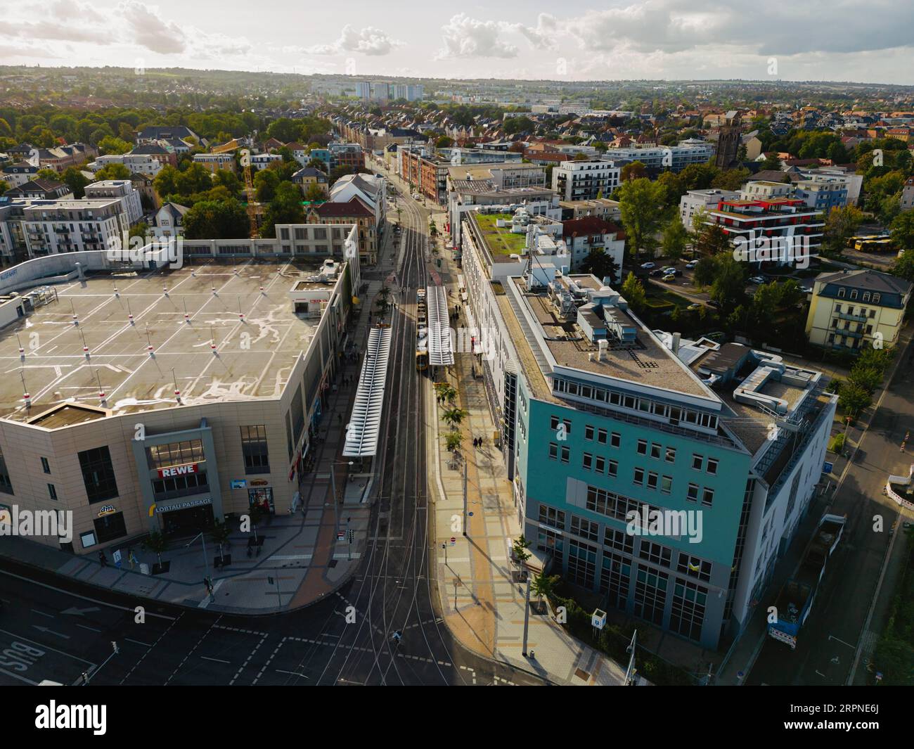 Kreuzung der Tharandter Straße mit der Kesselsdorfer Straße, ehemals Dreikaiserhof. Dreikaiserhof mit den Neubauten aus der Nachkriegszeit Stockfoto