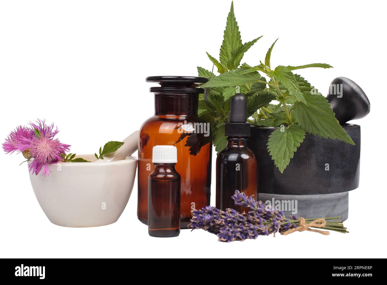 Naturmedizin: Mörser, Kräuter und pharmazeutische Flaschen Stockfoto