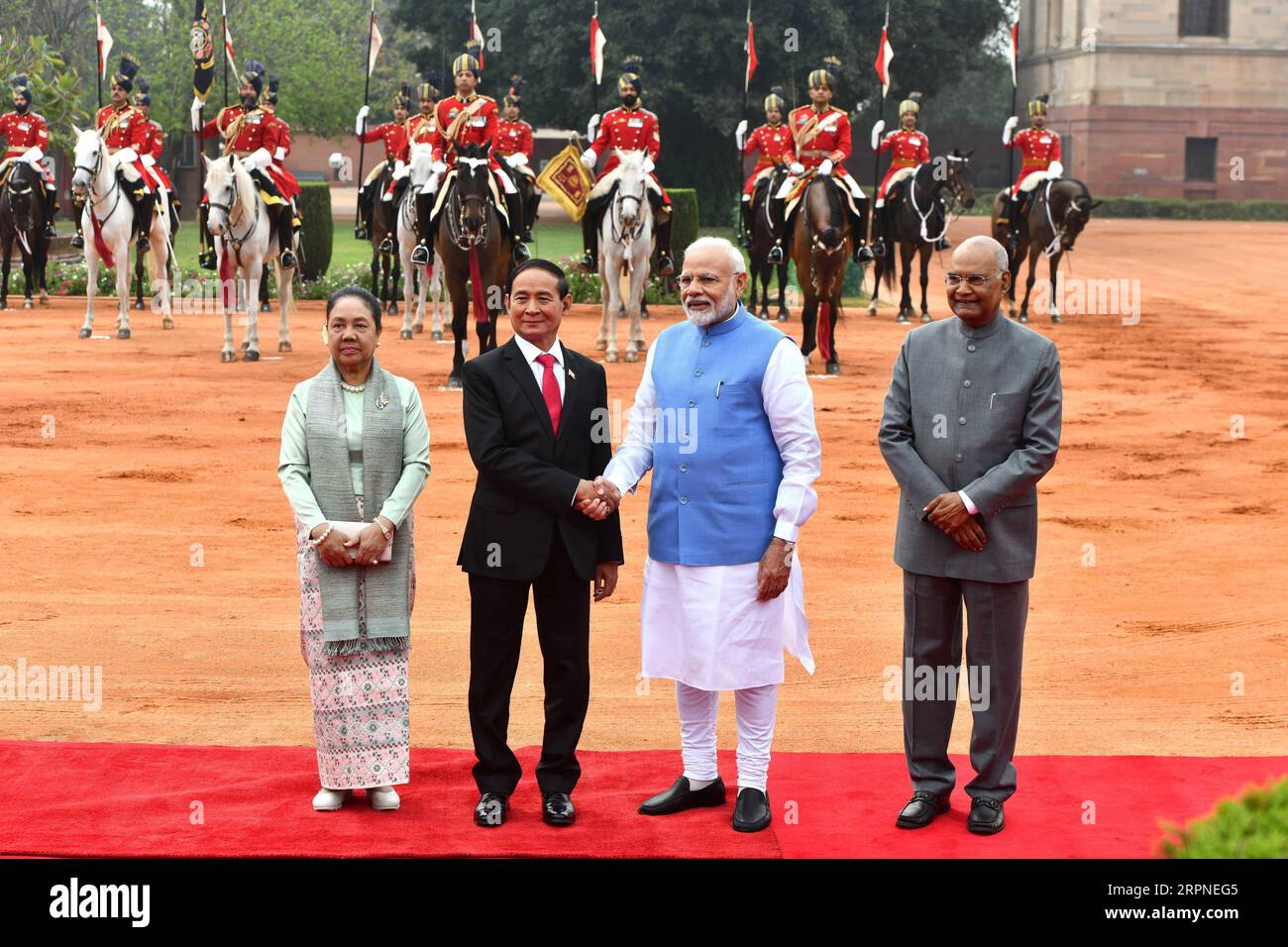 200227 -- NEU DELHI, 27. Februar 2020 -- der indische Präsident RAM Nath Kovind und Premierminister Narendra Modi, der Präsident von Myanmar U Win Myint und First Lady Cho Cho von R to L posieren für ein Foto während eines zeremoniellen Empfangs im indischen Präsidentenpalast in Neu-Delhi, Indien, am 27. Februar 2020. Foto von /Xinhua INDIA-NEW DELHI-MYANMAR-DIPLOMATIE ParthaxSarkar PUBLICATIONxNOTxINxCHN Stockfoto