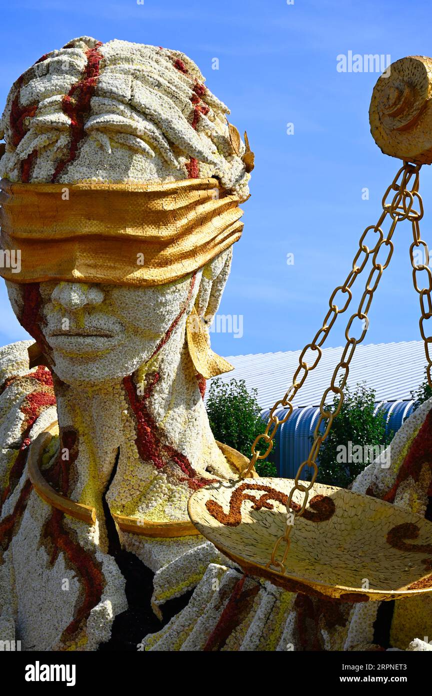 Lady Justice mit Augenbinde und Waage; einer der farbenfrohen Wagen der Zundert Flower Parade 2023 Stockfoto