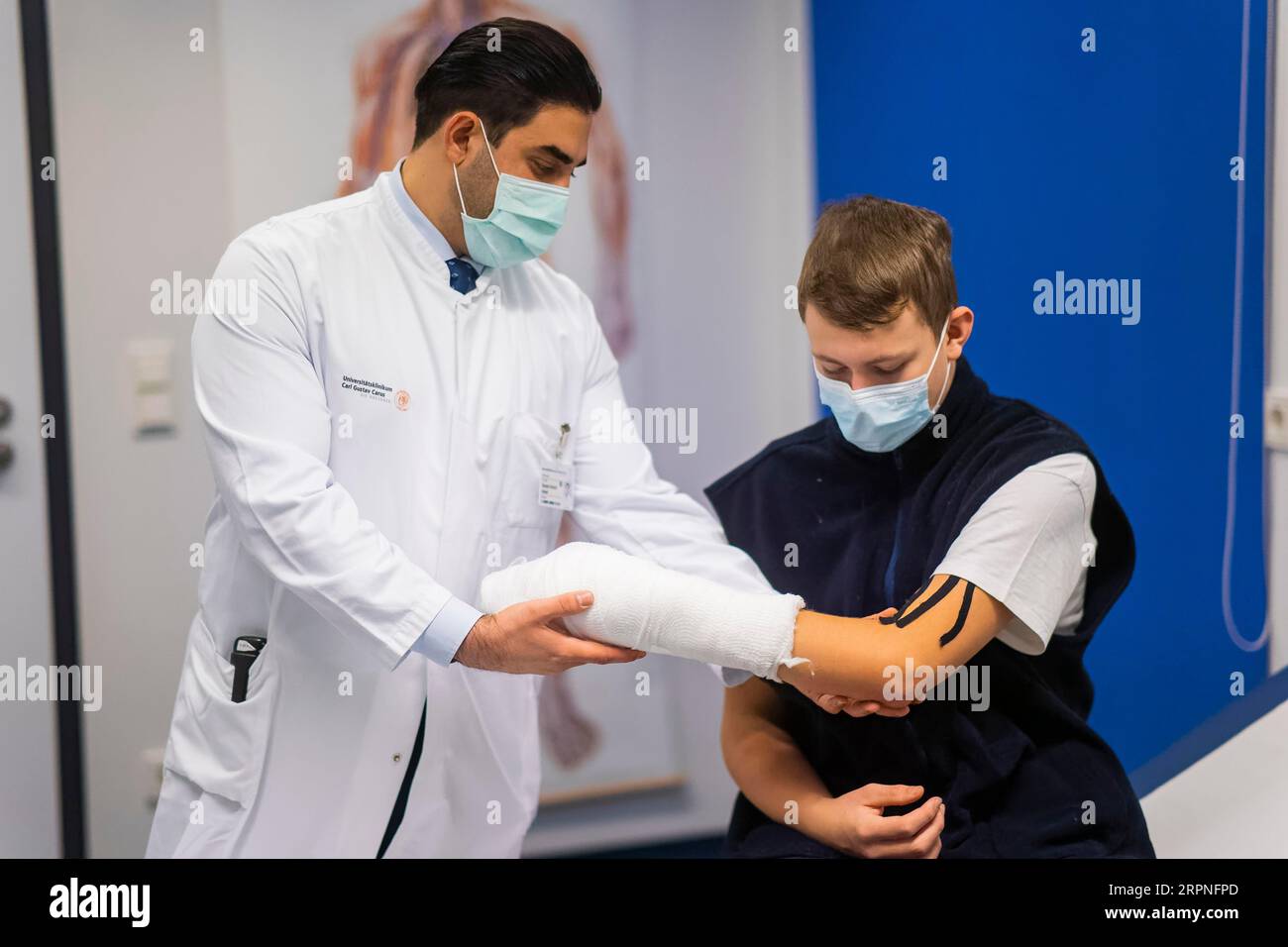 Silvesterspaß mit brutaler Sprengkraft: Handchirurgen warnen vor Rücksichtslosigkeit Stockfoto