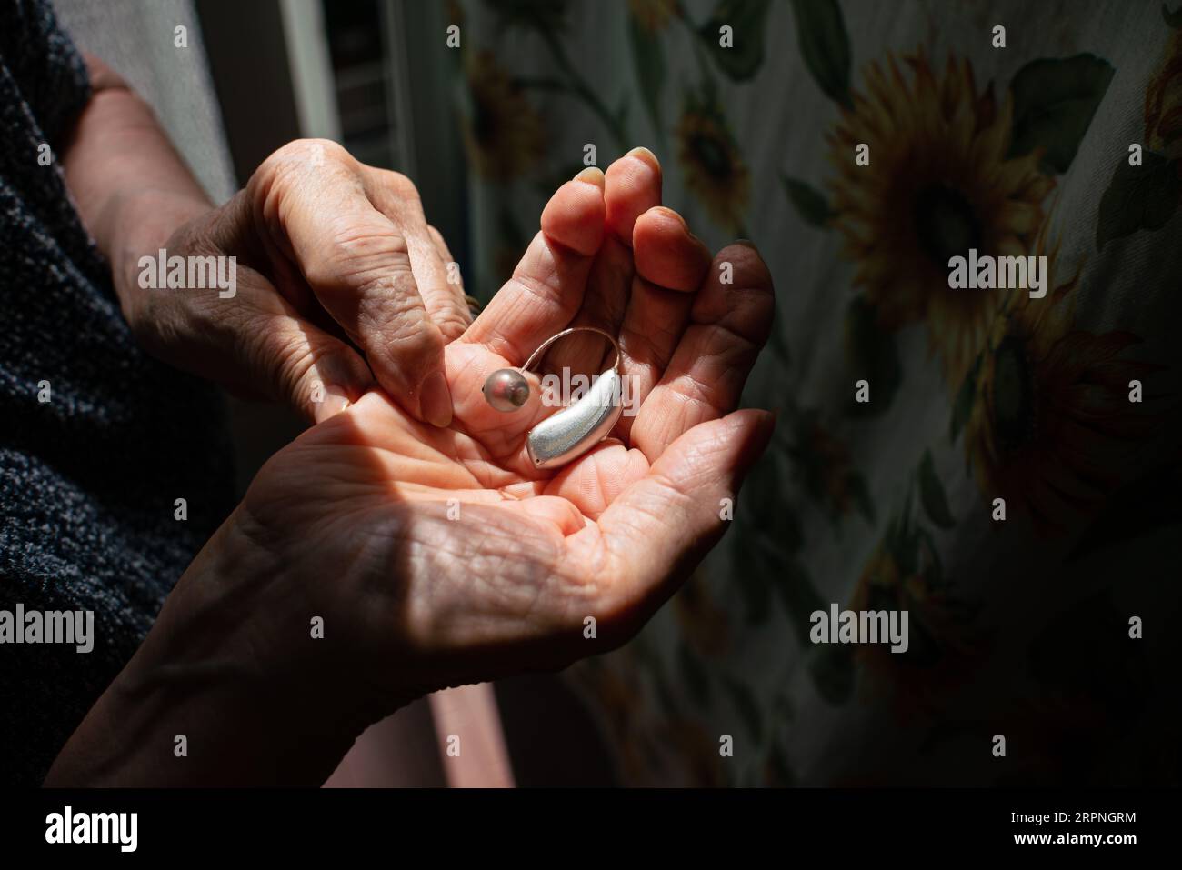 Heute hilft Technologie, Hörverlust zu kompensieren und die Gesundheitsfürsorge hat die Aufmerksamkeit auf Ohrerkrankungen verbessert. Stockfoto
