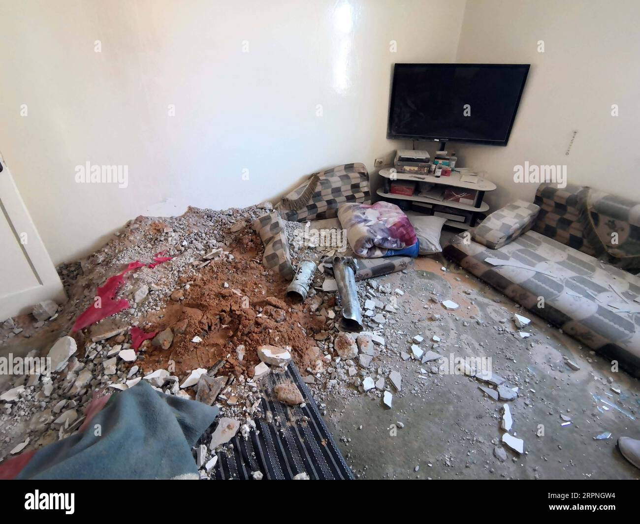 200228 -- TRIPOLI, 28. Februar 2020 Xinhua -- Ein Wohnhaus in Abu Salim, Südtripoli, Libyen, 28. Februar 2020 beschädigt. Die Streitkräfte der von den Vereinten Nationen unterstützten libyschen Regierung erklärten am Freitag, dass die rivalisierende Armee in Ost-Richtung den internationalen Flughafen Mitiga in Tripoli mit schweren Beschüssen angegriffen habe. Haftar-Kommandeur der Ost-Armee zielte auf den Mitiga-Flughafen und seine Umgebung sowie auf eine Reihe von Wohnvierteln in der Hauptstadt Tripoli mit mehr als 60 Grad-Raketen, sagten die von den Vereinten Nationen unterstützten Regierungstruppen in einer Erklärung. Foto von Hamza Turkia/Xinhua LIBYEN-TRIPOLI-ATTACK-NEIGHBOR Stockfoto