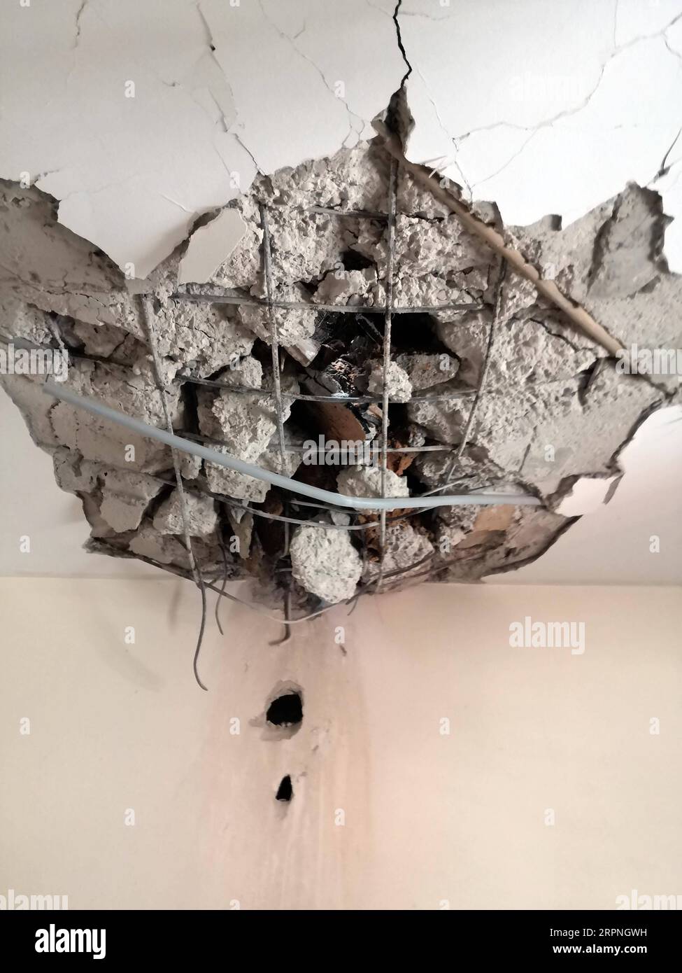 200228 -- TRIPOLI, 28. Februar 2020 Xinhua -- das Dach eines Wohnhauses in Abu Salim, Südtripolis, Libyen, 28. Februar 2020 beschädigt. Die Streitkräfte der von den Vereinten Nationen unterstützten libyschen Regierung erklärten am Freitag, dass die rivalisierende Armee in Ost-Richtung den internationalen Flughafen Mitiga in Tripoli mit schweren Beschüssen angegriffen habe. Haftar-Kommandeur der Ost-Armee zielte auf den Mitiga-Flughafen und seine Umgebung sowie auf eine Reihe von Wohnvierteln in der Hauptstadt Tripoli mit mehr als 60 Grad-Raketen, sagten die von den Vereinten Nationen unterstützten Regierungstruppen in einer Erklärung. Foto: Hamza Turkia/Xinhua LIBYA-TRIPOLI-ATT Stockfoto