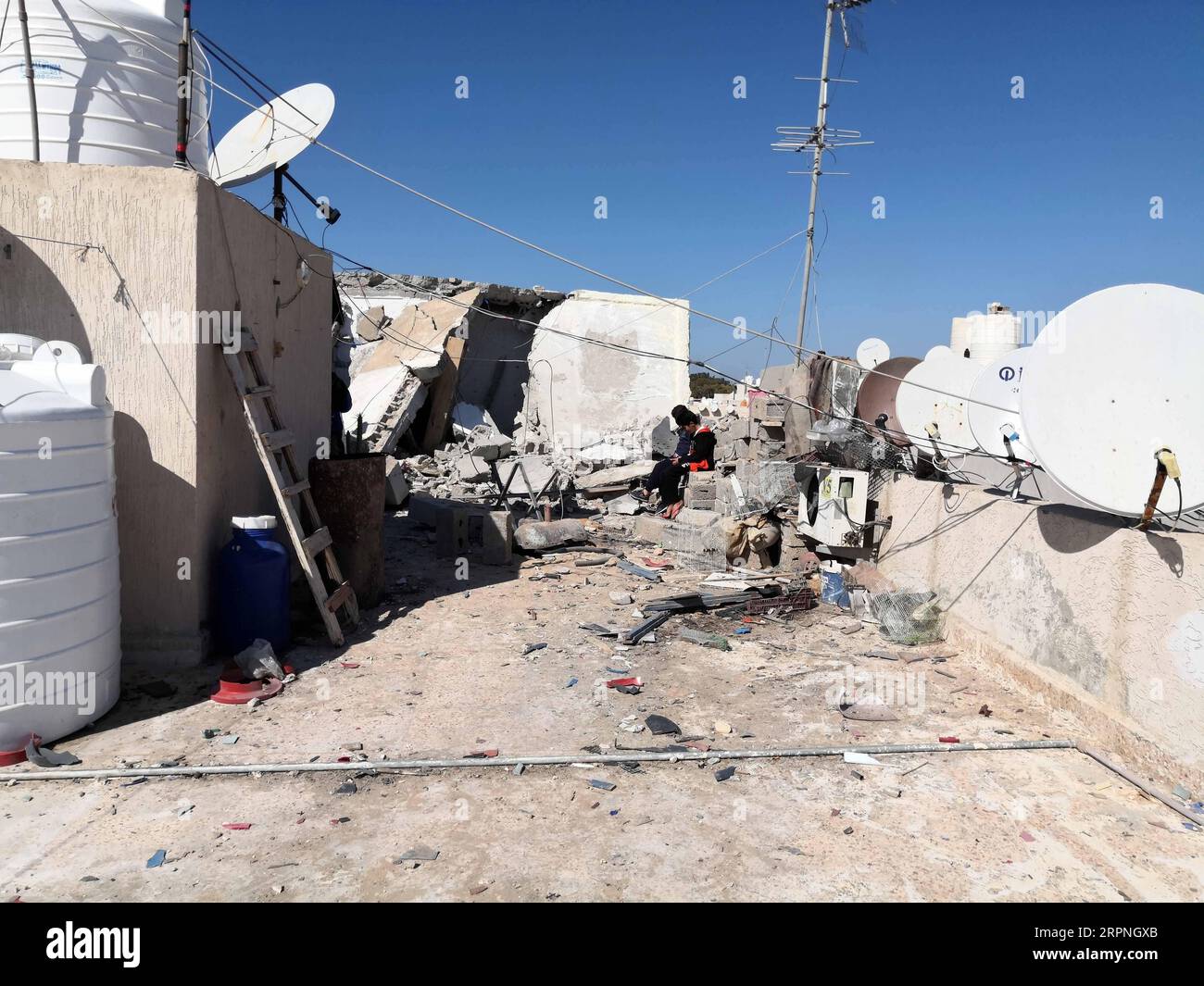 200228 -- TRIPOLI, 28. Februar 2020 Xinhua -- das Dach eines Wohnhauses in Abu Salim, Südtripolis, Libyen, 28. Februar 2020 beschädigt. Die Streitkräfte der von den Vereinten Nationen unterstützten libyschen Regierung erklärten am Freitag, dass die rivalisierende Armee in Ost-Richtung den internationalen Flughafen Mitiga in Tripoli mit schweren Beschüssen angegriffen habe. Haftar-Kommandeur der Ost-Armee zielte auf den Mitiga-Flughafen und seine Umgebung sowie auf eine Reihe von Wohnvierteln in der Hauptstadt Tripoli mit mehr als 60 Grad-Raketen, sagten die von den Vereinten Nationen unterstützten Regierungstruppen in einer Erklärung. Foto: Hamza Turkia/Xinhua LIBYA-TRIPOLI-ATT Stockfoto