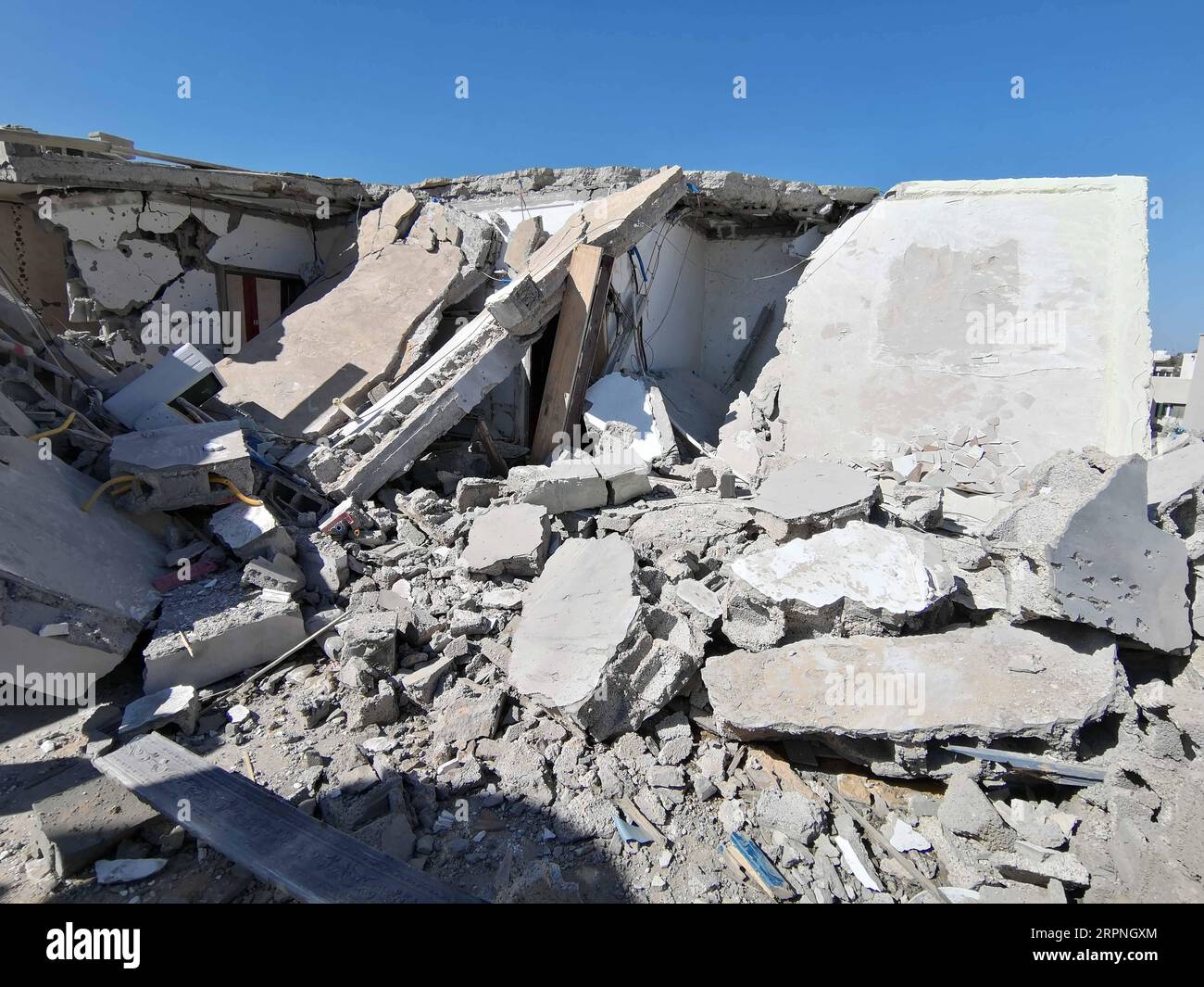 200228 -- TRIPOLI, 28. Februar 2020 Xinhua -- Ein Wohnhaus bricht in Abu Salim, Südtripoli, Libyen, 28. Februar 2020 Ein. Die Streitkräfte der von den Vereinten Nationen unterstützten libyschen Regierung erklärten am Freitag, dass die rivalisierende Armee in Ost-Richtung den internationalen Flughafen Mitiga in Tripoli mit schweren Beschüssen angegriffen habe. Haftar-Kommandeur der Ost-Armee zielte auf den Mitiga-Flughafen und seine Umgebung sowie auf eine Reihe von Wohnvierteln in der Hauptstadt Tripoli mit mehr als 60 Grad-Raketen, sagten die von den Vereinten Nationen unterstützten Regierungstruppen in einer Erklärung. Foto von Hamza Turkia/Xinhua LIBYA-TRIPOLI-ATTACK-NEIGHBORH Stockfoto