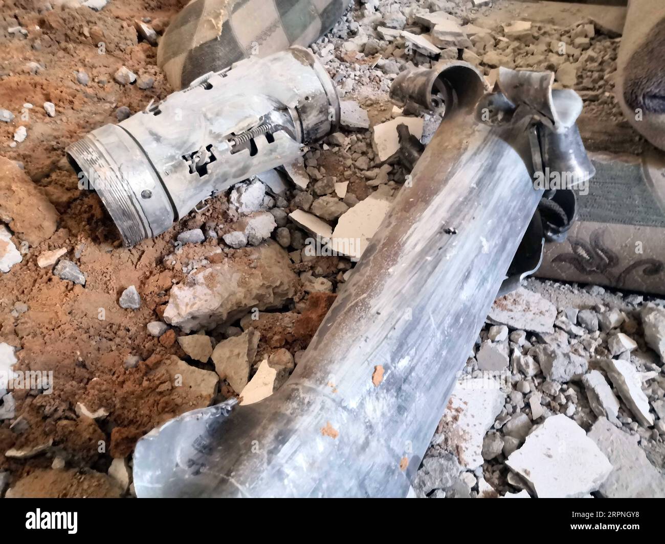 200228 -- TRIPOLI, 28. Februar 2020 Xinhua -- Ein großes Stück der Rakete ist in einem zerstörten Haus in Abu Salim, Südtripoli, Libyen, 28. Februar 2020 zu sehen. Die Streitkräfte der von den Vereinten Nationen unterstützten libyschen Regierung erklärten am Freitag, dass die rivalisierende Armee in Ost-Richtung den internationalen Flughafen Mitiga in Tripoli mit schweren Beschüssen angegriffen habe. Haftar-Kommandeur der Ost-Armee zielte auf den Mitiga-Flughafen und seine Umgebung sowie auf eine Reihe von Wohnvierteln in der Hauptstadt Tripoli mit mehr als 60 Grad-Raketen, sagten die von den Vereinten Nationen unterstützten Regierungstruppen in einer Erklärung. Foto: Hamza Turkia/Xinhua L Stockfoto