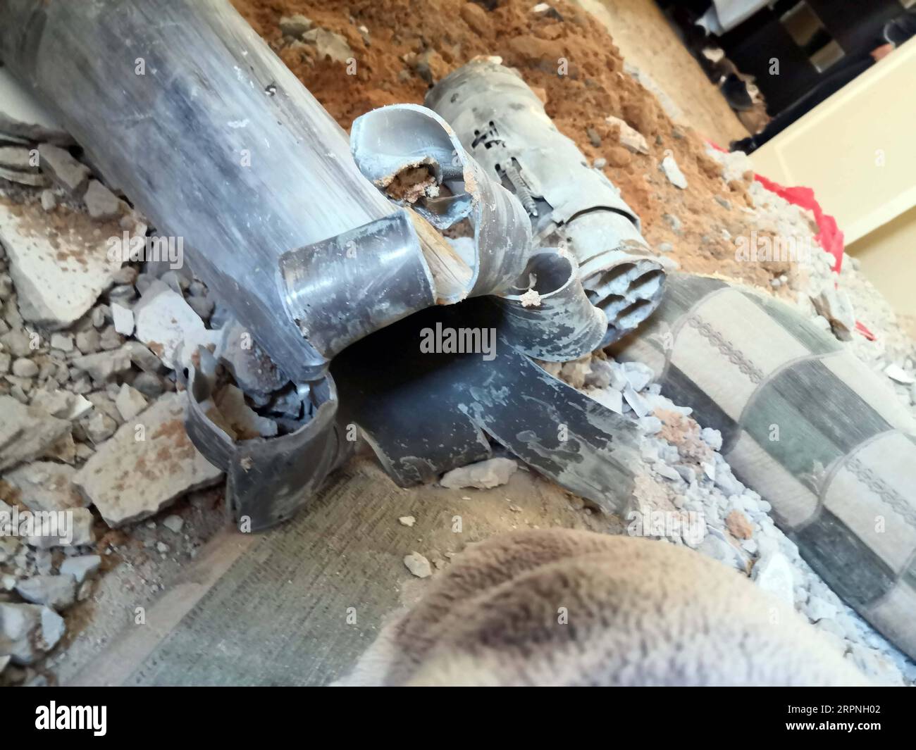 200228 -- TRIPOLI, 28. Februar 2020 Xinhua -- Ein großes Stück der Rakete ist in einem zerstörten Haus in Abu Salim, Südtripoli, Libyen, 28. Februar 2020 zu sehen. Die Streitkräfte der von den Vereinten Nationen unterstützten libyschen Regierung erklärten am Freitag, dass die rivalisierende Armee in Ost-Richtung den internationalen Flughafen Mitiga in Tripoli mit schweren Beschüssen angegriffen habe. Haftar-Kommandeur der Ost-Armee zielte auf den Mitiga-Flughafen und seine Umgebung sowie auf eine Reihe von Wohnvierteln in der Hauptstadt Tripoli mit mehr als 60 Grad-Raketen, sagten die von den Vereinten Nationen unterstützten Regierungstruppen in einer Erklärung. Foto: Hamza Turkia/Xinhua L Stockfoto