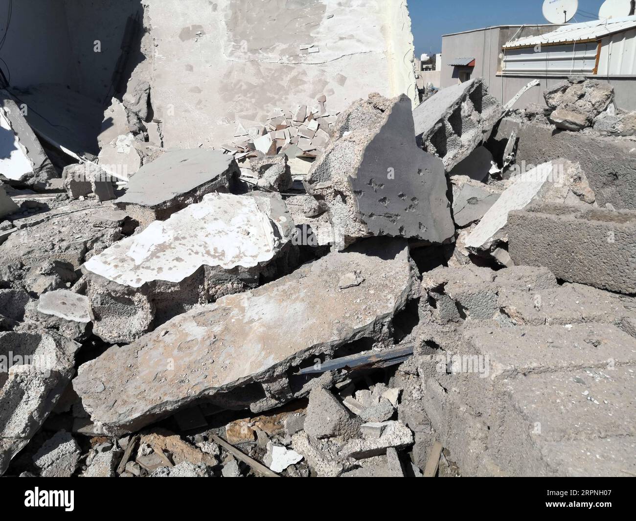 200228 -- TRIPOLI, 28. Februar 2020 Xinhua -- Ein Wohnhaus bricht in Abu Salim, Südtripoli, Libyen, 28. Februar 2020 Ein. Die Streitkräfte der von den Vereinten Nationen unterstützten libyschen Regierung erklärten am Freitag, dass die rivalisierende Armee in Ost-Richtung den internationalen Flughafen Mitiga in Tripoli mit schweren Beschüssen angegriffen habe. Haftar-Kommandeur der Ost-Armee zielte auf den Mitiga-Flughafen und seine Umgebung sowie auf eine Reihe von Wohnvierteln in der Hauptstadt Tripoli mit mehr als 60 Grad-Raketen, sagten die von den Vereinten Nationen unterstützten Regierungstruppen in einer Erklärung. Foto von Hamza Turkia/Xinhua LIBYA-TRIPOLI-ATTACK-NEIGHBORH Stockfoto