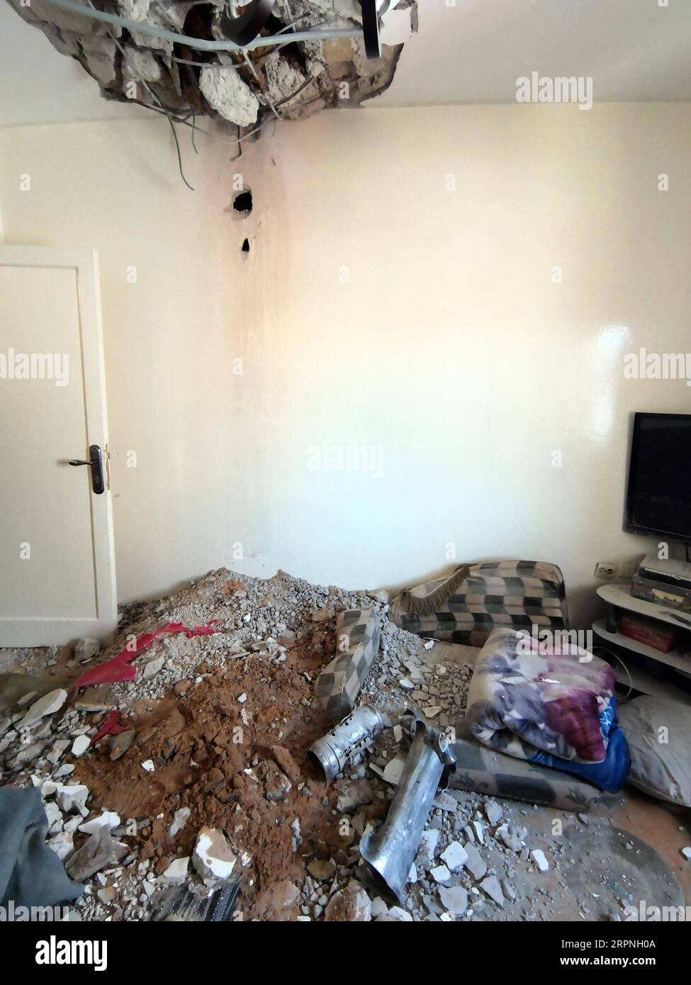 200228 -- TRIPOLI, 28. Februar 2020 Xinhua -- Ein Wohnhaus in Abu Salim, Südtripoli, Libyen, 28. Februar 2020 beschädigt. Die Streitkräfte der von den Vereinten Nationen unterstützten libyschen Regierung erklärten am Freitag, dass die rivalisierende Armee in Ost-Richtung den internationalen Flughafen Mitiga in Tripoli mit schweren Beschüssen angegriffen habe. Haftar-Kommandeur der Ost-Armee zielte auf den Mitiga-Flughafen und seine Umgebung sowie auf eine Reihe von Wohnvierteln in der Hauptstadt Tripoli mit mehr als 60 Grad-Raketen, sagten die von den Vereinten Nationen unterstützten Regierungstruppen in einer Erklärung. Foto von Hamza Turkia/Xinhua LIBYEN-TRIPOLI-ATTACK-NEIGHBOR Stockfoto