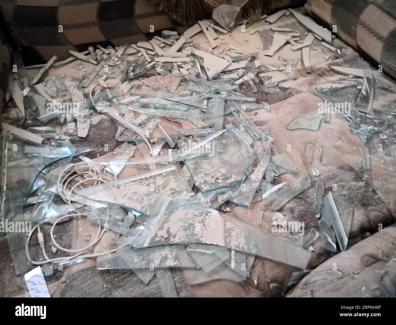 200228 -- TRIPOLI, 28. Februar 2020 Xinhua -- gebrochene Gläser sind auf dem Boden eines Wohnhauses in Abu Salim, Südtripoli, Libyen, 28. Februar 2020 zu sehen. Die Streitkräfte der von den Vereinten Nationen unterstützten libyschen Regierung erklärten am Freitag, dass die rivalisierende Armee in Ost-Richtung den internationalen Flughafen Mitiga in Tripoli mit schweren Beschüssen angegriffen habe. Haftar-Kommandeur der Ost-Armee zielte auf den Mitiga-Flughafen und seine Umgebung sowie auf eine Reihe von Wohnvierteln in der Hauptstadt Tripoli mit mehr als 60 Grad-Raketen, sagten die von den Vereinten Nationen unterstützten Regierungstruppen in einer Erklärung. Foto: Hamza Turkia/Xinhua Stockfoto