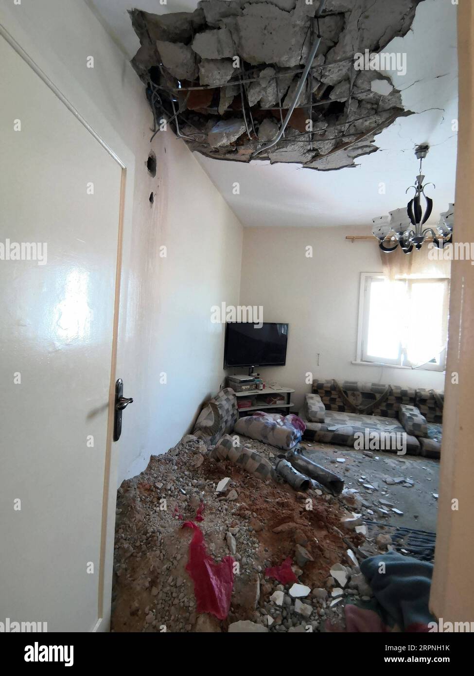 200228 -- TRIPOLI, 28. Februar 2020 Xinhua -- Ein Wohnhaus in Abu Salim, Südtripoli, Libyen, 28. Februar 2020 beschädigt. Die Streitkräfte der von den Vereinten Nationen unterstützten libyschen Regierung erklärten am Freitag, dass die rivalisierende Armee in Ost-Richtung den internationalen Flughafen Mitiga in Tripoli mit schweren Beschüssen angegriffen habe. Haftar-Kommandeur der Ost-Armee zielte auf den Mitiga-Flughafen und seine Umgebung sowie auf eine Reihe von Wohnvierteln in der Hauptstadt Tripoli mit mehr als 60 Grad-Raketen, sagten die von den Vereinten Nationen unterstützten Regierungstruppen in einer Erklärung. Foto von Hamza Turkia/Xinhua LIBYEN-TRIPOLI-ATTACK-NEIGHBOR Stockfoto
