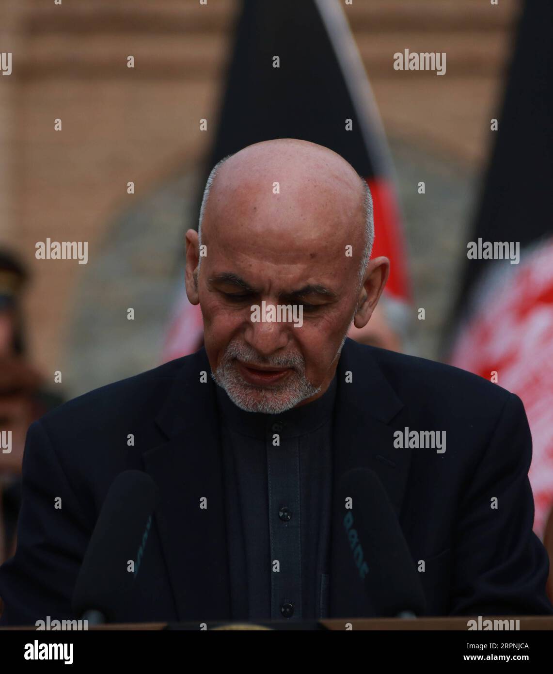 200229 -- KABUL, 29. Februar 2020 Xinhua -- der afghanische Präsident Mohammad Ashraf Ghani spricht während einer gemeinsamen Pressekonferenz mit dem NATO-Generalsekretär Jens Stoltenberg und dem US-Verteidigungsminister Mark Esper, der am 29. Februar 2020 in Kabul, der Hauptstadt Afghanistans, nicht auf dem Bild zu sehen war. Der afghanische Präsident Mohammad Ashraf Ghani sagte am Samstag, dass Afghanistan und die Vereinigten Staaten eine Vereinbarung getroffen hätten, auf der die USA und die Koalitionstruppen sich innerhalb von 14 Monaten aus dem Land zurückziehen werden. Xinhua/Rahmatullah Alizadah AFGHANISTAN-KABUL-USA-GEMEINSAME ERKLÄRUNG PUBLICATIONxNOTxINxCHN Stockfoto
