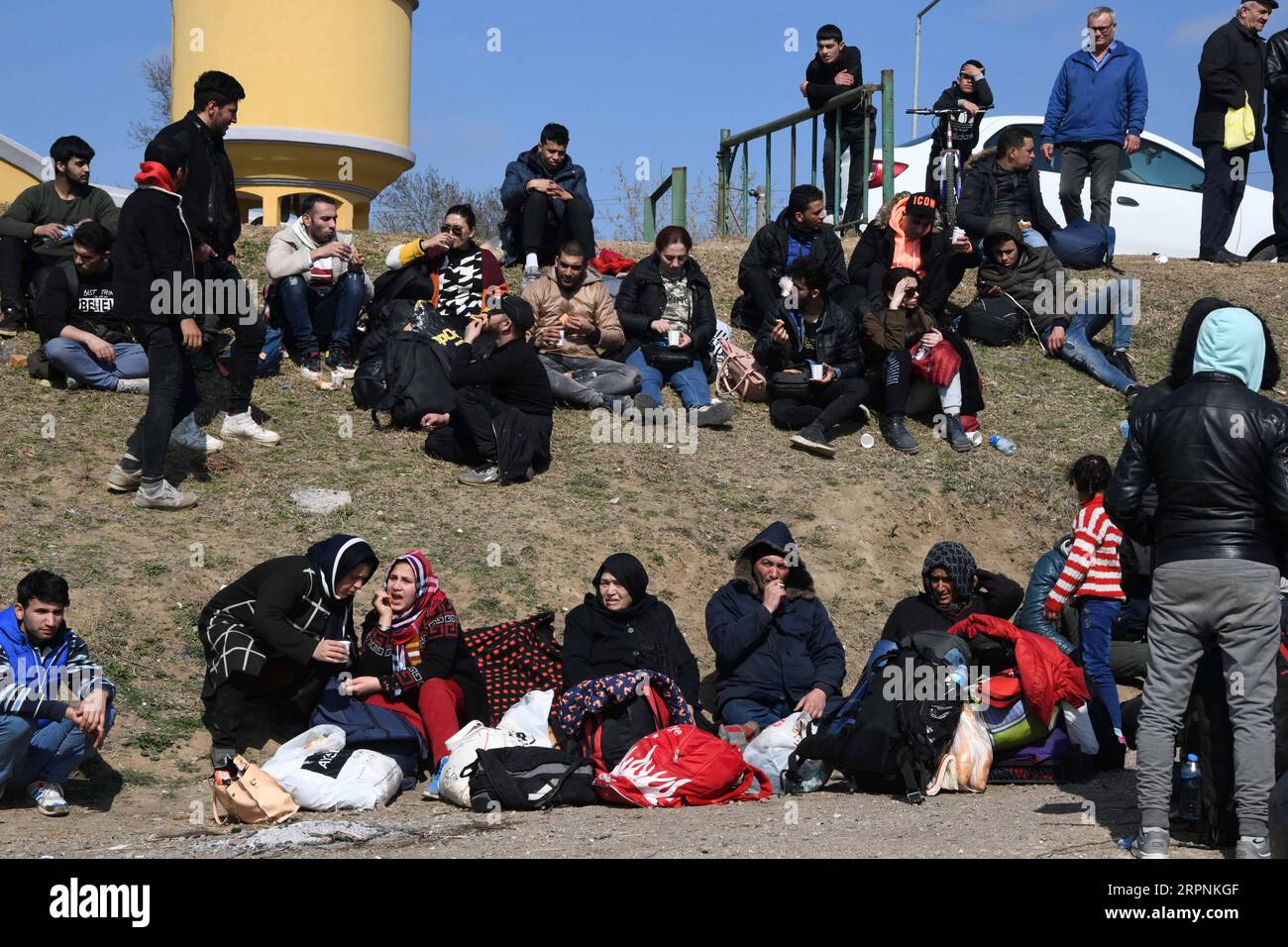 200301 -- EDIRNE, 1. März 2020 -- Flüchtlinge und Migranten versammeln sich nahe der Grenze zu Griechenland in der türkischen Provinz Edirne, 1. März 2020. Der türkische Präsident Recep Tayyip Erdogan sagte am Samstag, dass bisher über 18.000 irreguläre Migranten die griechische Grenze überschritten haben, nachdem die Türkei beschlossen hatte, ihre Grenztore für die Flüchtlinge zu öffnen. TÜRKEI-EDIRNE-MIGRANTINNEN XuxSuhui PUBLICATIONxNOTxINxCHN Stockfoto
