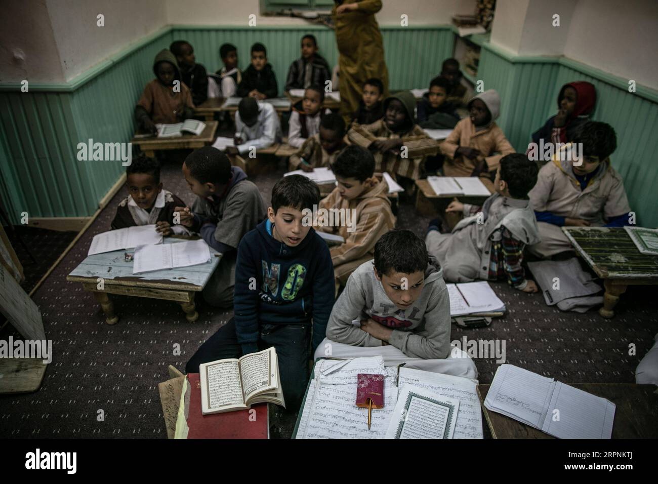200301 -- TRIPOLI, 1. März 2020 Xinhua -- libysche Jungen werden am 1. März 2020 in der Uthman Pacha Al-Sakizli Kuttab Schule in Alt-Tripolis, Libyen, gesehen. Die Kinder lernen arabische Grammatik, Lesen, Schreiben und Islamwissenschaft an Kuttab-Schulen. Foto von Amru Salahuddien/Xinhua LIBYEN-TRIPOLI-TRADITIONELLE SCHULE PUBLICATIONxNOTxINxCHN Stockfoto