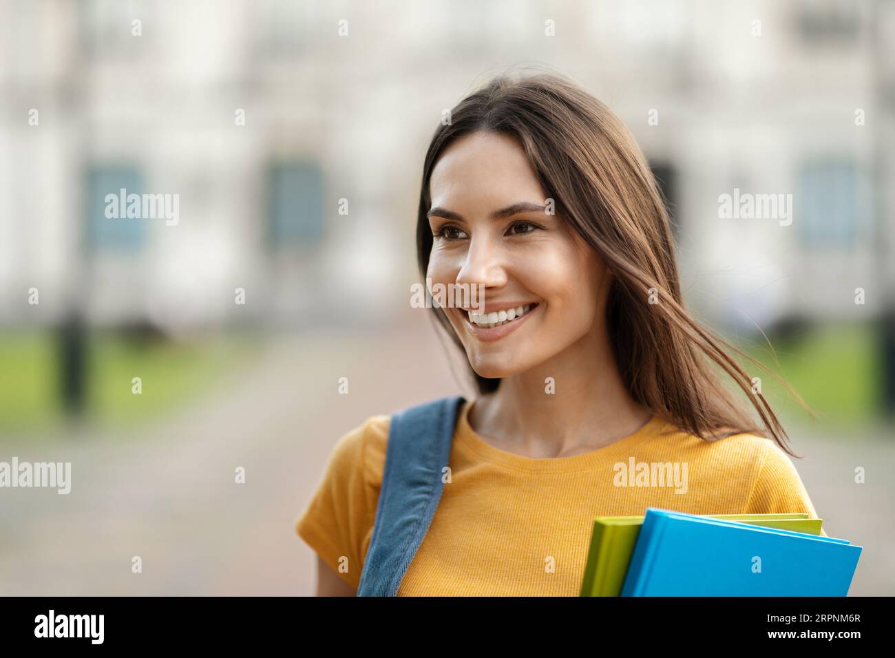 Nahaufnahme Einer Wunderschönen Jungen Studentin, Die Draußen Steht Stockfoto