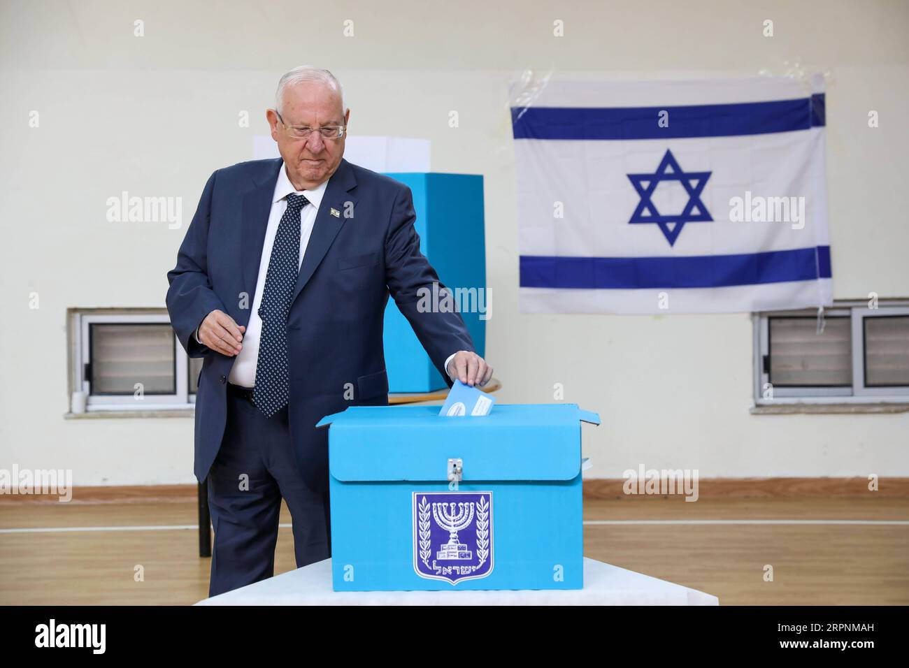 200302 -- JERUSALEM, 2. März 2020 -- der israelische Präsident Reuven Rivlin stimmt am 2. März 2020 in einem Wahllokal in Jerusalem ab. Die Israelis begannen am Montag zum dritten Mal in weniger als einem Jahr mit der Stimmabgabe bei den Parlamentswahlen. JINI Via Xinhua MIDEAST-JERUSALEM-RIVLIN-PARLAMENTSWAHLEN ShangxHao PUBLICATIONxNOTxINxCHN Stockfoto