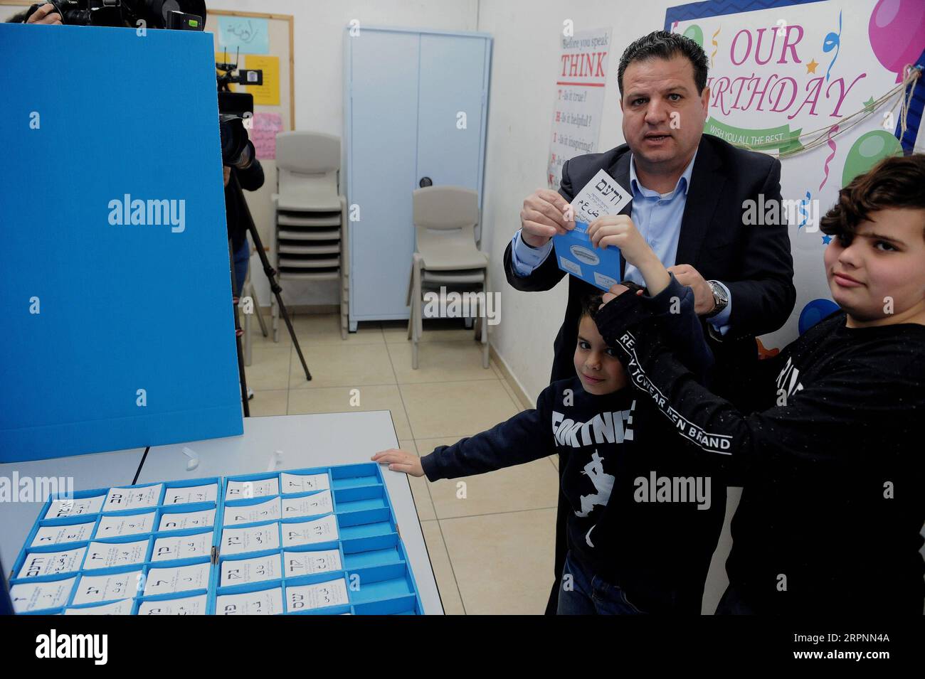 200302 -- ISRAEL, 2. März 2020 -- Ayman Odeh, Führer der arabisch-israelischen Partei Joint List, gibt seine Stimme während der israelischen Parlamentswahlen in der nordisraelischen Stadt Haifa am 2. März 2020 ab. Die Israelis begannen am Montag zum dritten Mal in weniger als einem Jahr mit der Stimmabgabe bei den Parlamentswahlen. JINI Via Xinhua ISRAEL-AYMAN ODEH-PARLAMENTSWAHLEN ShangxHao PUBLICATIONxNOTxINxCHN Stockfoto