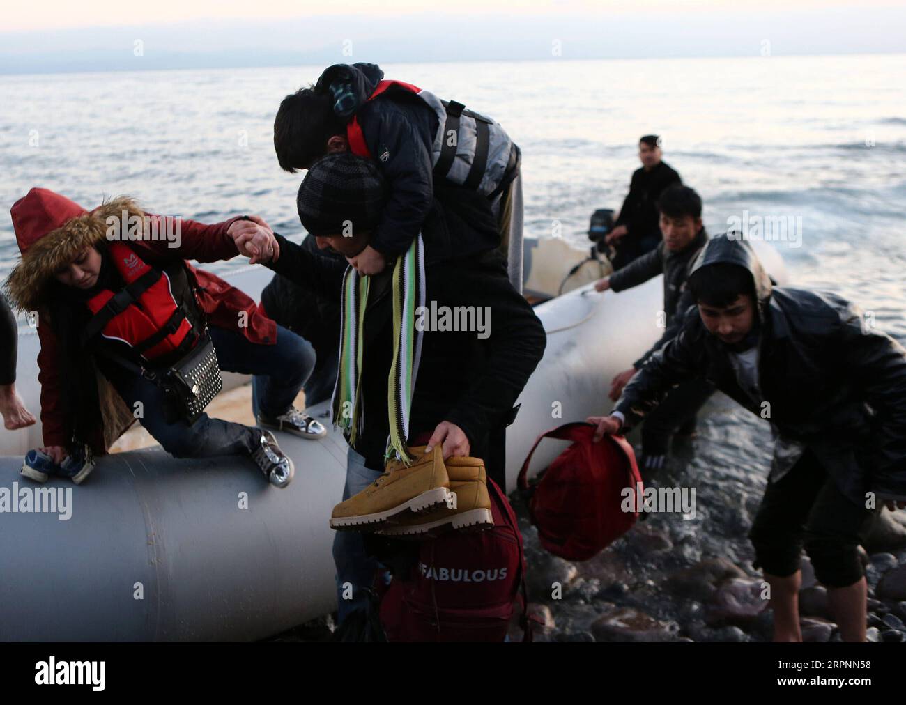 200302 -- LESBOS, 2. März 2020 -- Foto vom 2. März 2020 zeigt Flüchtlinge und Migranten, die nach der Ankunft in Skala Sikaminias auf der Insel Lesbos, Griechenland, aus einem Boot kommen. Bis Montag haben mindestens fünf Boote mit rund 200 Personen Lesbos erreicht, während seit Sonntag rund 1.000 Flüchtlinge und Migranten auf den östlichen Inseln der Ägäis gelandet sind, berichtete die griechische nationale Nachrichtenagentur AMNA. Griechenland hat am Sonntag beschlossen, die Abschreckung an seinen Grenzen auf das Maximum zu erhöhen, da das Land in jüngster Zeit mit einem zunehmenden Flüchtlings- und Migrantenzustrom konfrontiert ist. GRIECHENLAND-LES Stockfoto