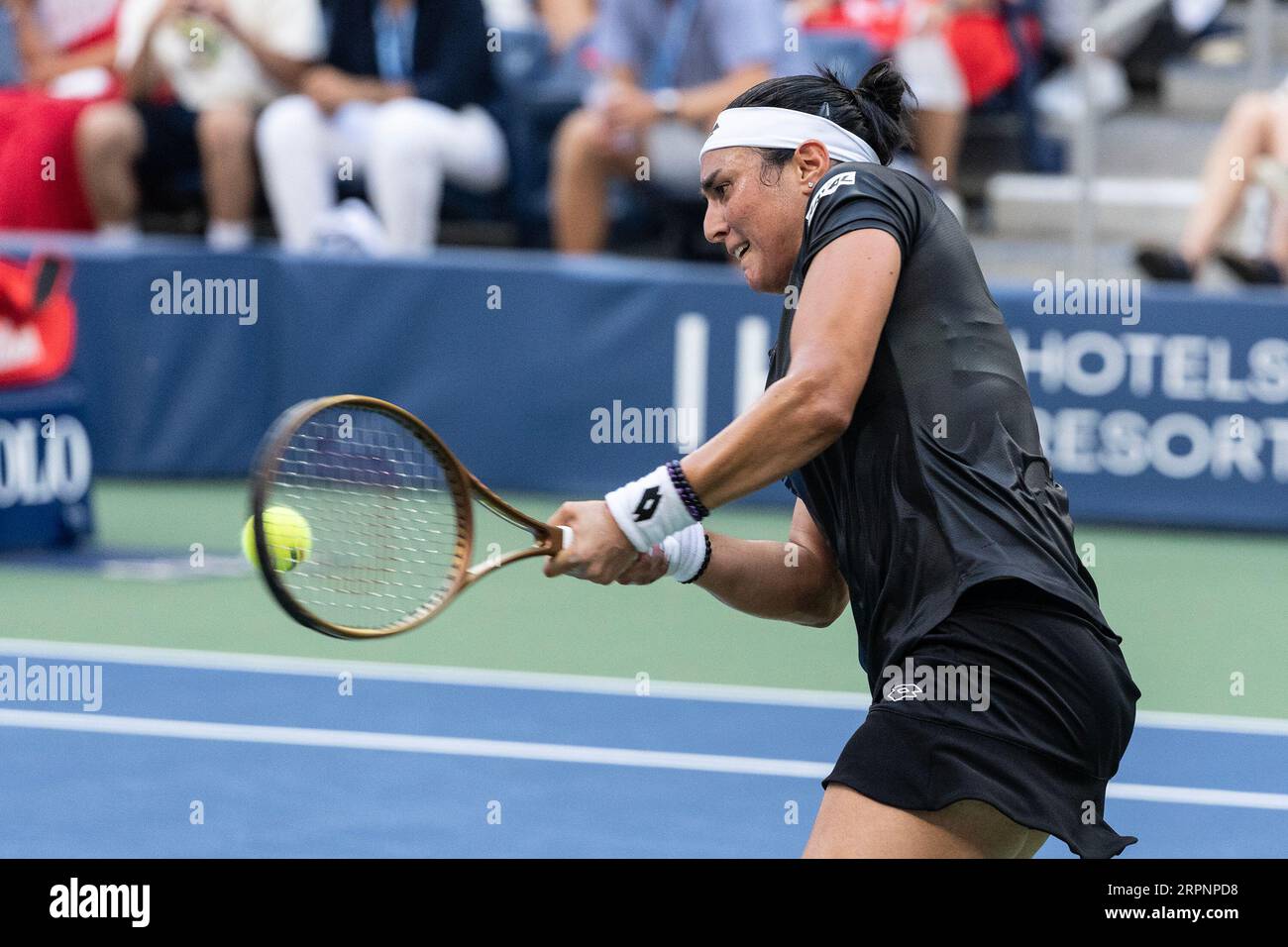 New York, Usa. September 2023. Ons Jabeur aus Tunesien kehrt in der 4. Runde gegen Qinwen Zheng aus China bei den US Open Championships im Billie Jean King Tennis Center in New York zurück. Zheng gewann in geraden Sätzen. (Foto: Lev Radin/Pacific Press) Credit: Pacific Press Media Production Corp./Alamy Live News Stockfoto