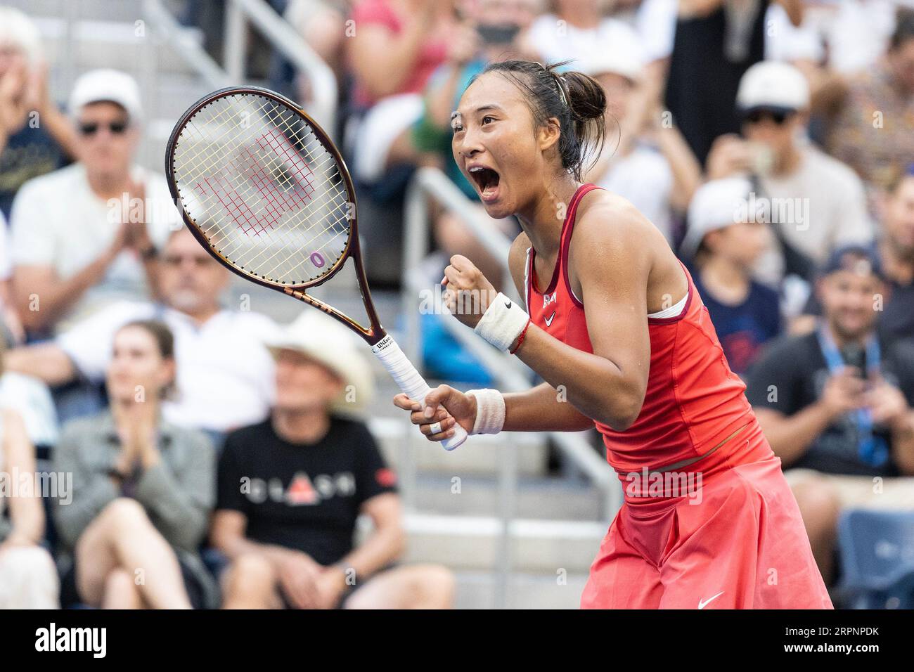 New York, Usa. September 2023. Qinwen Zheng aus China feiert den Sieg in der 4. Runde gegen ons Jabeur aus Tunesien bei den US Open Championships im Billie Jean King Tennis Center in New York. Zheng gewann in geraden Sätzen. (Foto: Lev Radin/Pacific Press) Credit: Pacific Press Media Production Corp./Alamy Live News Stockfoto