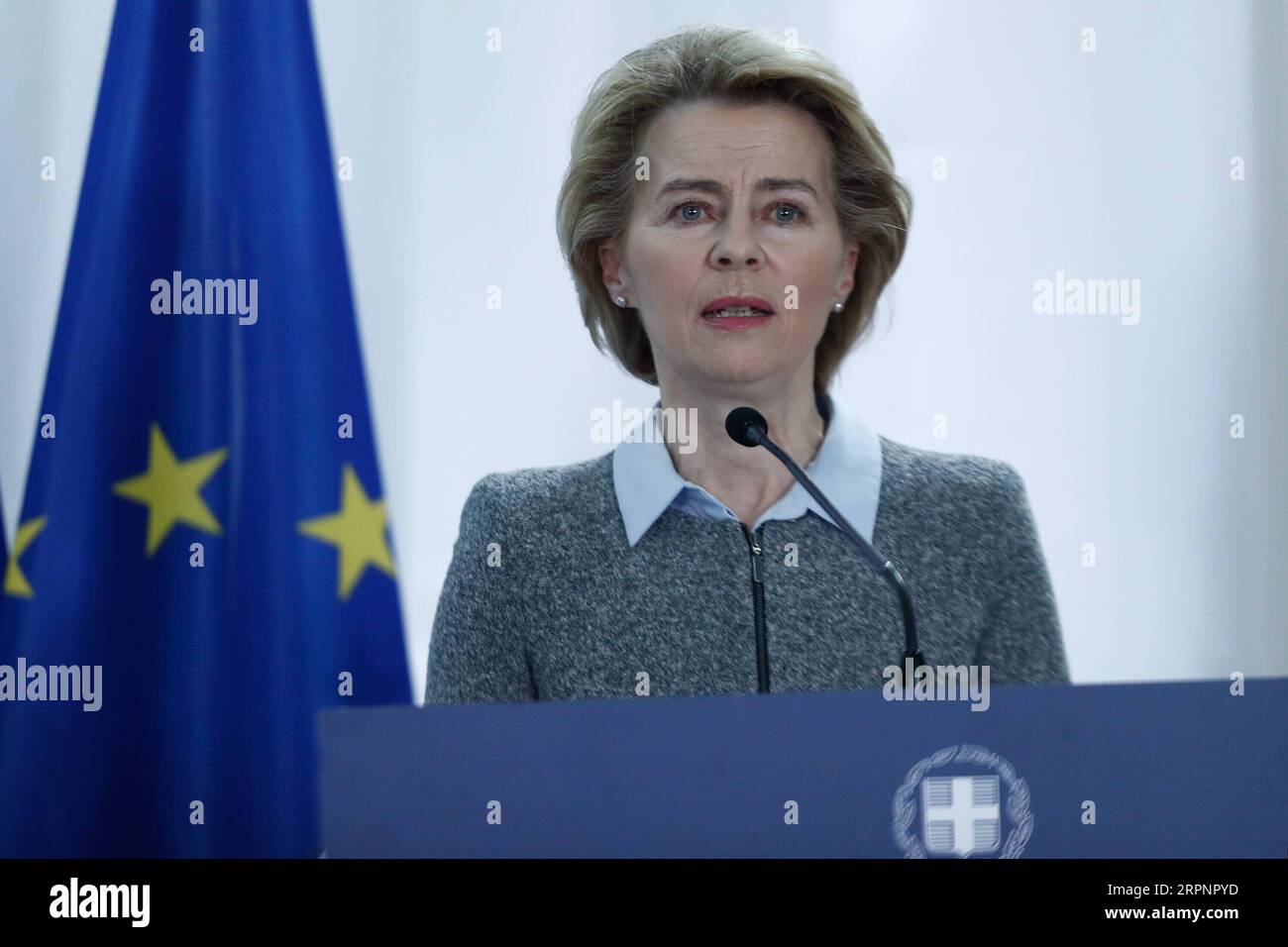 200303 -- KASTANIES GREECE, 3. März 2020 -- die Präsidentin der Europäischen Kommission, Ursula von der Leyen, nimmt am 3. März 2020 an einer Pressekonferenz in der Stadt Kastanies in der Region Evros im Nordosten Griechenlands Teil. Die Staats- und Regierungschefs der EU-Institutionen haben am Dienstag ihre Unterstützung für Griechenland und ihre Entschlossenheit für eine gemeinsame europäische Antwort auf die Herausforderung der Flüchtlinge und Migranten nach einem Besuch an der griechisch-türkischen Landgrenze zum Ausdruck gebracht. Foto von /Xinhua GREECE-KASTANIES-EU-LEADERS-UNITY-MIGRANTS FLOWS DimitrisxTosidis PUBLICATIONxNOTxINxCHN Stockfoto