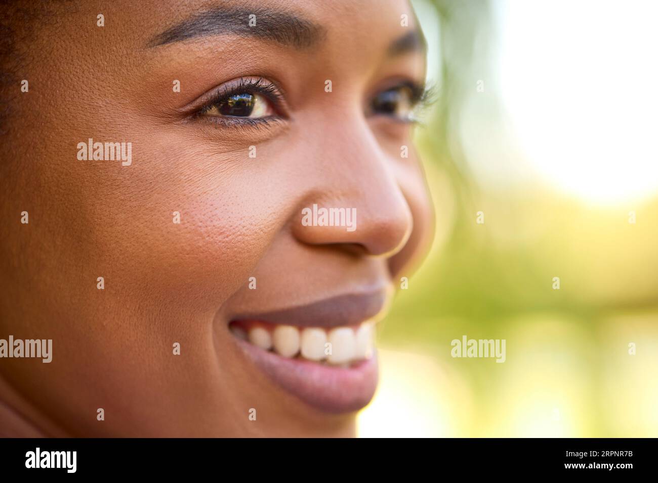 Nahaufnahme Porträt Einer Lächelnden Schönen Frau, Die Draußen Steht Stockfoto