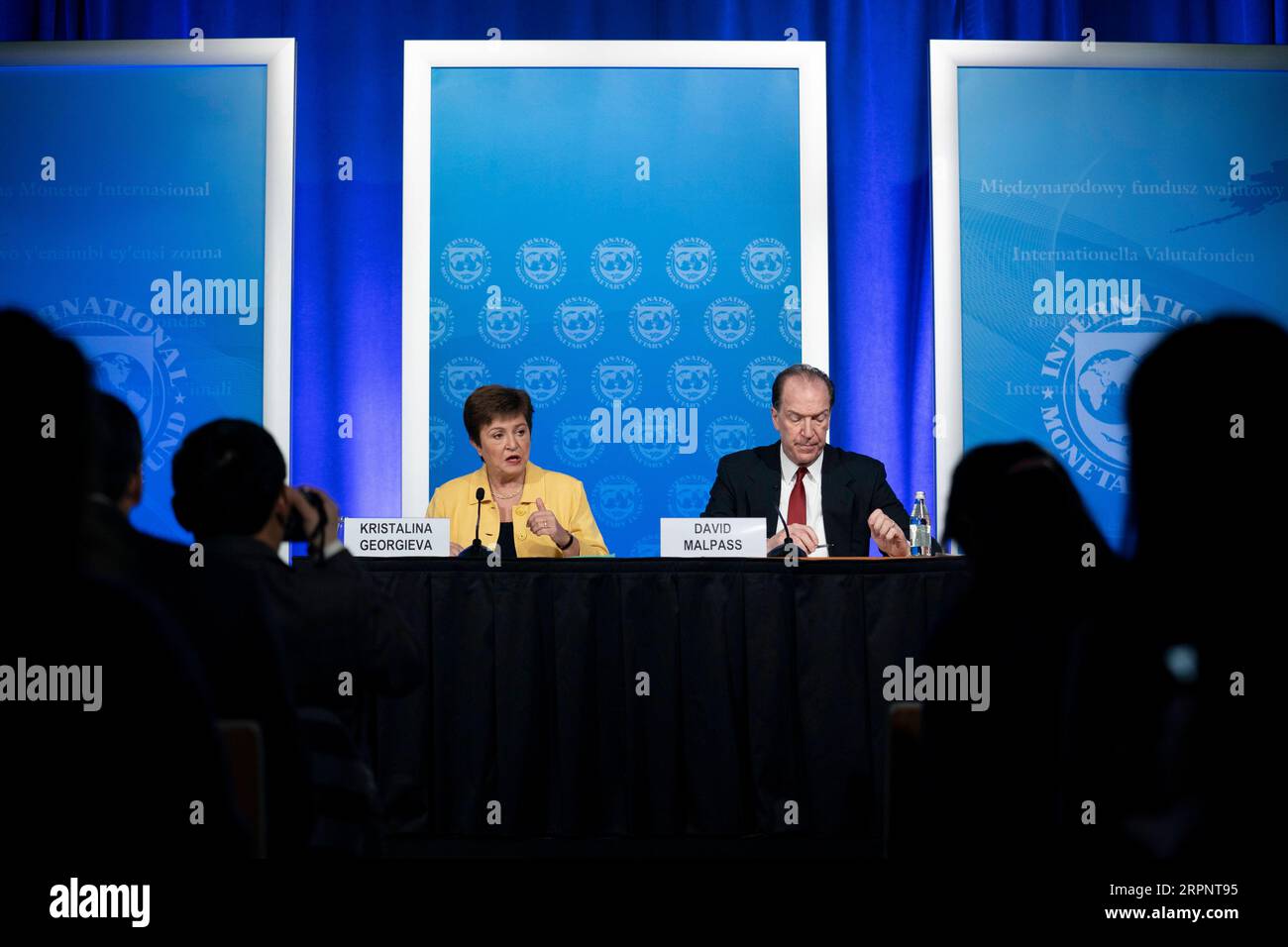 200304 -- WASHINGTON, 4. März 2020 -- IWF-Geschäftsführerin Kristalina Georgieva L und Weltbankpräsident David Malpass nehmen am 4. März 2020 an einer Pressekonferenz in Washington D.C., USA, Teil. Das Gremium, das die Politik festlegt, hat am Mittwoch zugesagt, die erforderliche Unterstützung zu leisten, um die wirtschaftlichen und finanziellen Auswirkungen der anhaltenden COVID-19-Epidemie abzumildern. US-WASHINGTON D.C.-IMFC-COVID-19-PRESSEKONFERENZ LIUXJIE PUBLICATIONXNOTXINXCHN Stockfoto