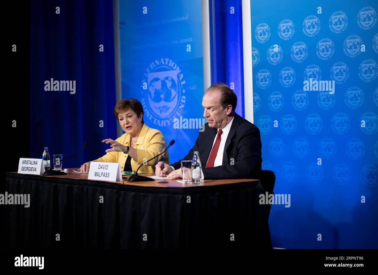 200304 -- WASHINGTON, 4. März 2020 -- IWF-Geschäftsführerin Kristalina Georgieva L und Weltbankpräsident David Malpass nehmen am 4. März 2020 an einer Pressekonferenz in Washington D.C., USA, Teil. Das Gremium, das die Politik festlegt, hat am Mittwoch zugesagt, die erforderliche Unterstützung zu leisten, um die wirtschaftlichen und finanziellen Auswirkungen der anhaltenden COVID-19-Epidemie abzumildern. US-WASHINGTON D.C.-IMFC-COVID-19-PRESSEKONFERENZ LIUXJIE PUBLICATIONXNOTXINXCHN Stockfoto