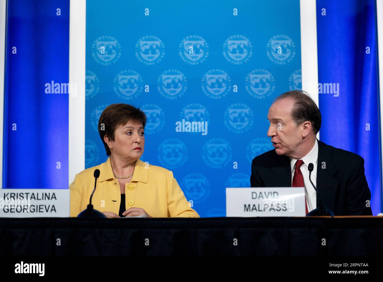 News Bilder des Tages 200304 -- WASHINGTON, 4. März 2020 -- IWF-Geschäftsführerin Kristalina Georgieva L und Weltbankpräsident David Malpass nehmen am 4. März 2020 an einer Pressekonferenz in Washington D.C., USA, Teil. Das Gremium, das die Politik festlegt, hat am Mittwoch zugesagt, die erforderliche Unterstützung zu leisten, um die wirtschaftlichen und finanziellen Auswirkungen der anhaltenden COVID-19-Epidemie abzumildern. US-WASHINGTON D.C.-IMFC-COVID-19-PRESSEKONFERENZ LIUXJIE PUBLICATIONXNOTXINXCHN Stockfoto