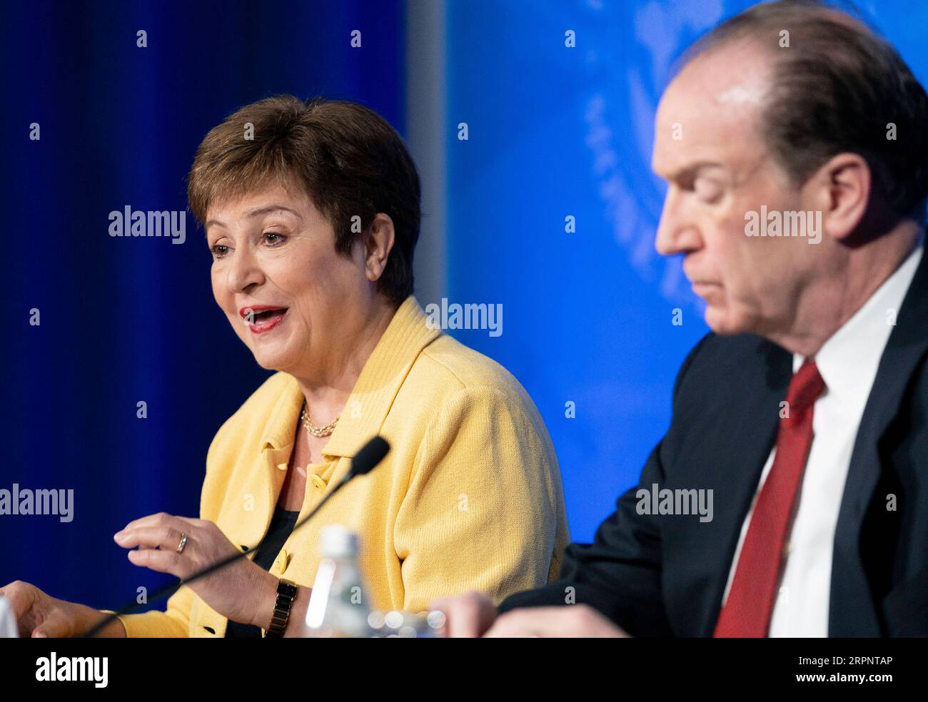 200304 -- WASHINGTON, 4. März 2020 -- IWF-Geschäftsführerin Kristalina Georgieva L und Weltbankpräsident David Malpass nehmen am 4. März 2020 an einer Pressekonferenz in Washington D.C., USA, Teil. Das Gremium, das die Politik festlegt, hat am Mittwoch zugesagt, die erforderliche Unterstützung zu leisten, um die wirtschaftlichen und finanziellen Auswirkungen der anhaltenden COVID-19-Epidemie abzumildern. US-WASHINGTON D.C.-IMFC-COVID-19-PRESSEKONFERENZ LIUXJIE PUBLICATIONXNOTXINXCHN Stockfoto
