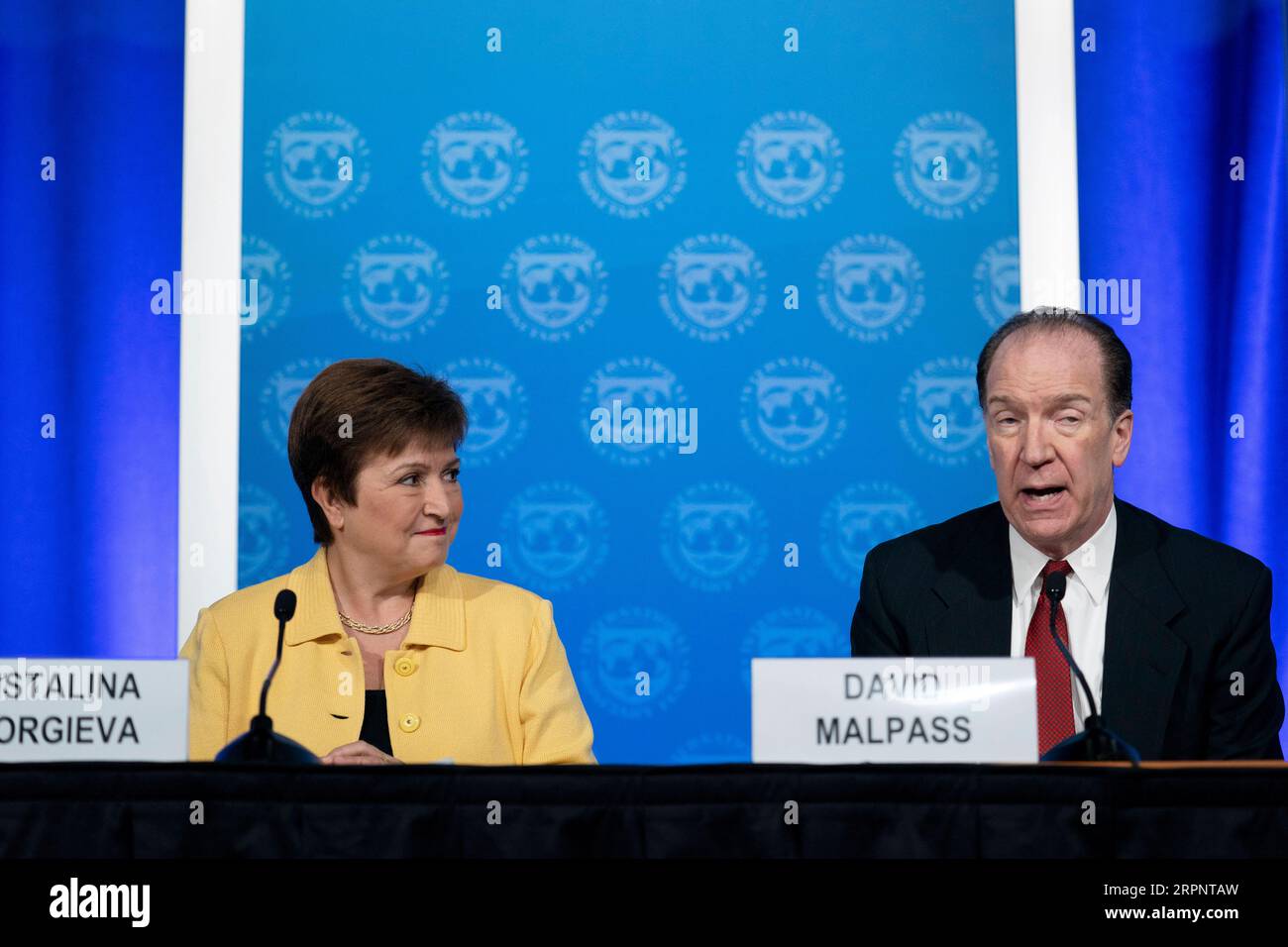 200304 -- WASHINGTON, 4. März 2020 -- IWF-Geschäftsführerin Kristalina Georgieva L und Weltbankpräsident David Malpass nehmen am 4. März 2020 an einer Pressekonferenz in Washington D.C., USA, Teil. Das Gremium, das die Politik festlegt, hat am Mittwoch zugesagt, die erforderliche Unterstützung zu leisten, um die wirtschaftlichen und finanziellen Auswirkungen der anhaltenden COVID-19-Epidemie abzumildern. US-WASHINGTON D.C.-IMFC-COVID-19-PRESSEKONFERENZ LIUXJIE PUBLICATIONXNOTXINXCHN Stockfoto