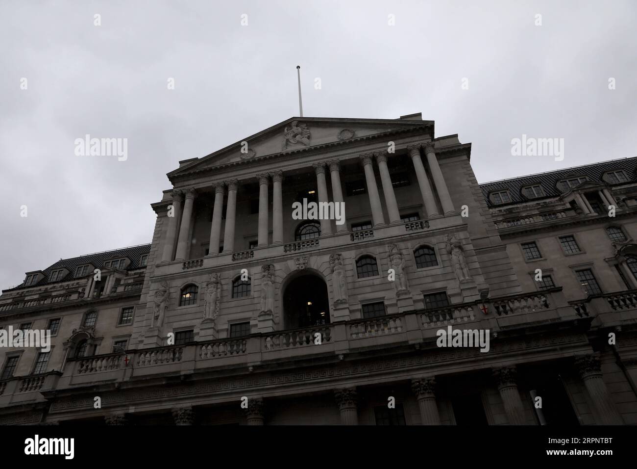 200304 -- LONDON, 4. März 2020 Xinhua -- Foto aufgenommen am 4. März 2020 zeigt das Äußere der Bank of England in London, Großbritannien. Die Auswirkungen des Coronavirus auf die britische Wirtschaft könnten sich als groß erweisen, werden aber letztlich vorübergehend sein , sagte Mark Carney, Gouverneur der Bank of England BoE, am Dienstag. Foto von Tim Ireland/Xinhua BRITAIN-LONDON-ECONOMY-CORONAVIRUS-IMPACT PUBLICATIONxNOTxINxCHN Stockfoto