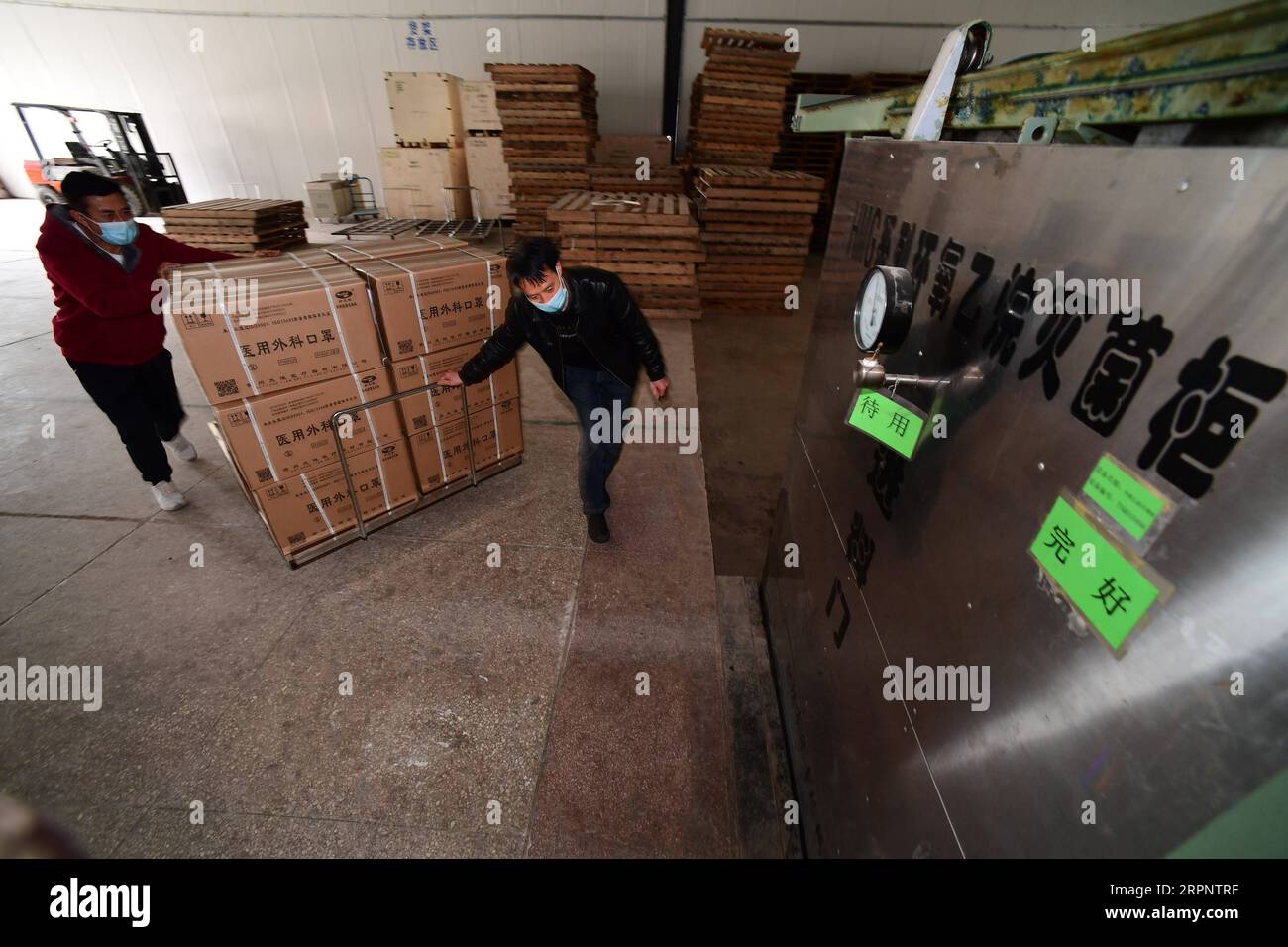 200305 -- GUIYANG, 5. März 2020 -- Arbeiter tragen Gesichtsmasken in einer Desinfektionswerkstatt des Guizhou Tianshi-Unternehmens für medizinische Geräte in der Stadt Qingzhen, Provinz Guizhou im Südwesten Chinas, 4. März 2020. Nach dem Ausbruch der neuartigen Coronavirus-Krankheit steigt die Nachfrage nach medizinischer Maske und Schutzkleidung deutlich an. Guizhou Tianshi Medical Devices Company forderte die Arbeiter auf, während der Feiertage Ende Januar wieder zur Arbeit zurückzukehren und nahm die Produktion allmählich wieder auf. Um seine Produktionskapazität zu erhöhen, fügte das Unternehmen neun weitere neue Produktionslinien hinzu, und die Mitarbeiter arbeiten rund um die Uhr in Shif Stockfoto