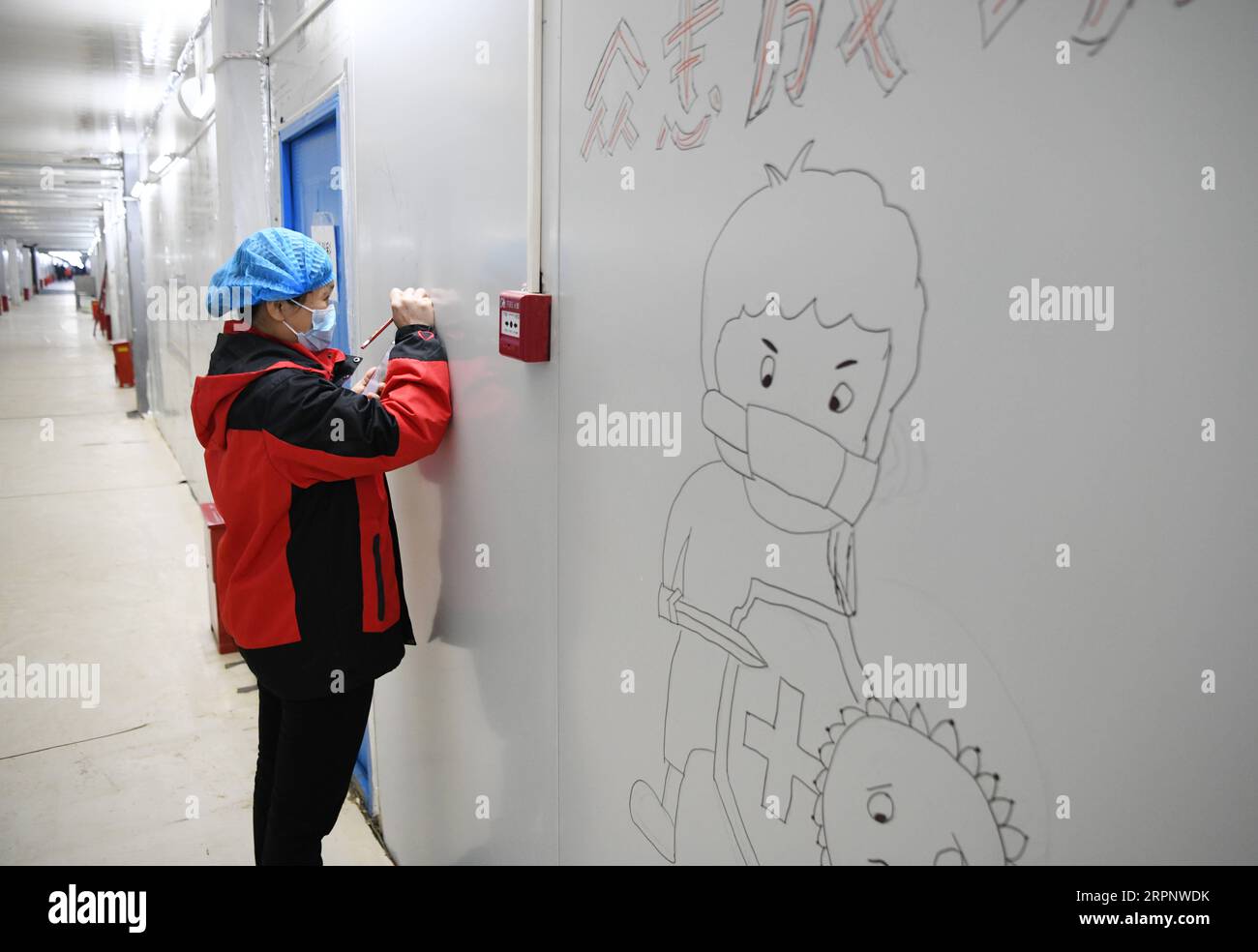 200305 -- WUHAN, 5. März 2020 -- Chen Dan, ein medizinischer Mitarbeiter der KingMed Diagnostics Group, zieht sich am 4. März 2020 an die Wand eines Korridors im Leishenshan Thunder God Mountain Hospital in Wuhan, der zentralchinesischen Provinz Hubei. Dalian Austern und Wuhans heiß-trockene Nudeln, sowie der Dalian Bahnhof und der Wuhan Yellow Crane Tower, schöne Karikaturbilder, die auf der Wache des provisorischen Krankenhauses in Wuhan gezeichnet wurden, sind online verbreitet. Die Bilder sind typische Snacks und Wahrzeichen der chinesischen Städte Dalian und Wuhan. MIT überall in China: Sanitäter zeichnen Karikaturen auf die Wache Stockfoto