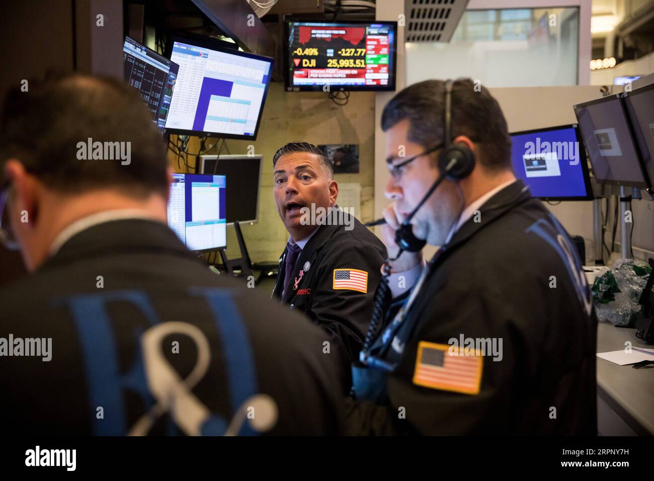 200306 -- NEW YORK, 6. März 2020 -- Händler arbeiten an der New York Stock Exchange NYSE in New York, USA, 6. März 2020. Die US-Aktien endeten am Freitag niedriger. Der Dow sank um 0,98 Prozent auf 25.864.78, der S&P 500 um 1,71 Prozent auf 2.972,37 und der Nasdaq um 1,87 Prozent auf 8.575,62. Foto von /Xinhua U.S.-NEW YORK-STOCKS MichaelxNagle PUBLICATIONxNOTxINxCHN Stockfoto