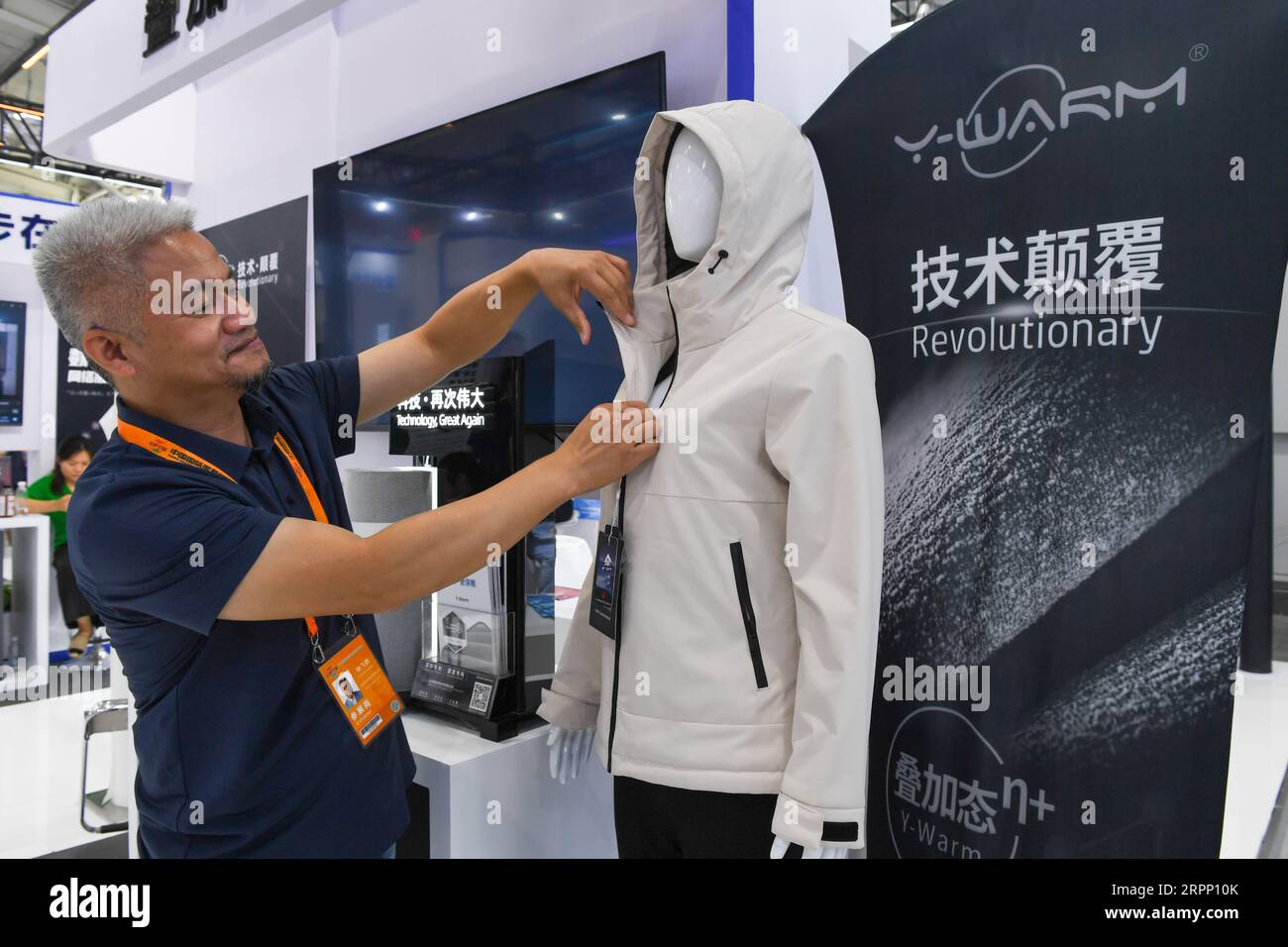 Peking, China. September 2023. Ein Mitarbeiter stellt während der China International Fair for Trade in Services (CIFTIS) 2023 im Shougang Park in Peking, der Hauptstadt Chinas, am 5. September 2023 eine kältebeständige Kleidung aus. Das CIFTIS 2023 findet vom 2. Bis 6. September in Peking unter dem Motto „Öffnung führt Entwicklung, Zusammenarbeit liefert die Zukunft“ statt. Quelle: Ju Huanzong/Xinhua/Alamy Live News Stockfoto