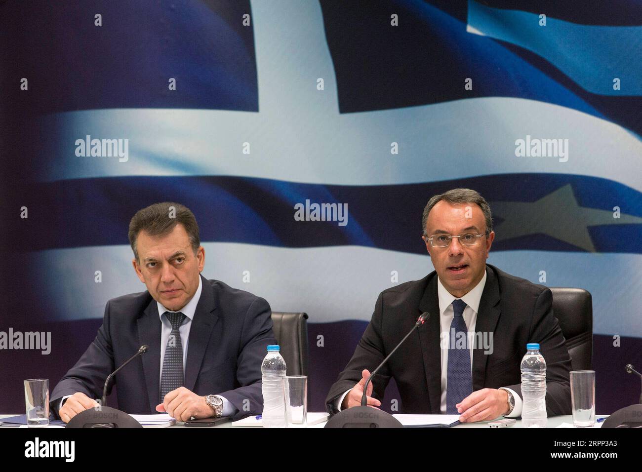 200309 -- ATHEN, 9. März 2020 -- der griechische Minister für Arbeit und Soziales Ioannis Vroutsis L und der griechische Finanzminister Christos Staikouras nehmen am 9. März 2020 an einer Pressekonferenz in Athen, Griechenland, Teil. Griechenland hat die europäischen Gläubiger aufgefordert, etwas Haushaltsspielraum zu gewähren, um die notwendigen zusätzlichen Ausgaben für die Bewältigung der neuartigen Coronavirus-Epidemie und den erhöhten Migrationsdruck zu bewältigen, sagte der griechische Finanzminister Christos Staikouras am Montag. GRIECHENLAND-ATHEN-FISKALSPACE-COVID-19-ANTRAG MARIOSXLOLOS PUBLICATIONXNOTXINXCHN Stockfoto