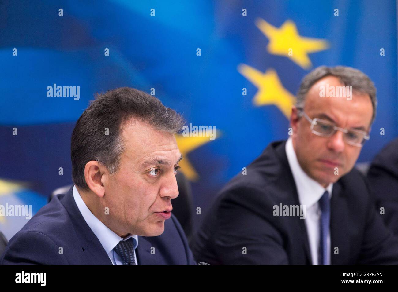 200309 -- ATHEN, 9. März 2020 -- der griechische Minister für Arbeit und Soziales Ioannis Vroutsis L spricht während einer Pressekonferenz in Athen, Griechenland, am 9. März 2020. Griechenland hat die europäischen Gläubiger aufgefordert, etwas Haushaltsspielraum zu gewähren, um die notwendigen zusätzlichen Ausgaben für die Bewältigung der neuartigen Coronavirus-Epidemie und den erhöhten Migrationsdruck zu bewältigen, sagte der griechische Finanzminister Christos Staikouras am Montag. GRIECHENLAND-ATHEN-FISKALSPACE-COVID-19-ANTRAG MARIOSXLOLOS PUBLICATIONXNOTXINXCHN Stockfoto