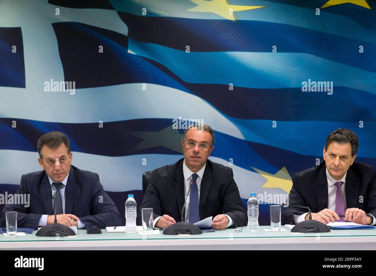 200309 -- ATHEN, 9. März 2020 -- der griechische Minister für Arbeit und Soziales Ioannis Vroutsis L, der griechische Finanzminister Christos Staikouras C und der griechische Stellvertretende Finanzminister Theodoros Skylakakis nehmen am 9. März 2020 an einer Pressekonferenz in Athen, Griechenland, Teil. Griechenland hat die europäischen Gläubiger aufgefordert, etwas Haushaltsspielraum zu gewähren, um die notwendigen zusätzlichen Ausgaben für die Bewältigung der neuartigen Coronavirus-Epidemie und den erhöhten Migrationsdruck zu bewältigen, sagte der griechische Finanzminister Christos Staikouras am Montag. GRIECHENLAND-ATHEN-FISKALSPACE-COVID-19-REQUEST MARIOSXLOLOS PUBLICA Stockfoto
