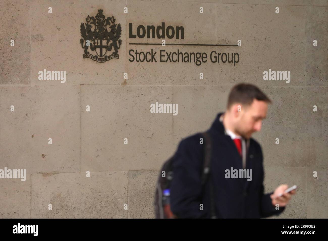 200309 -- LONDON, 9. März 2020 Xinhua -- Ein Mann steht vor der Londoner Börse in London, Großbritannien, am 9. März 2020. Die britischen Aktien gingen am Montag zurück, wobei der Benchmark FTSE 100 Index um 7,69 Prozent oder 496,78 Punkte auf 5.965,77 Punkte sank. Foto von Tim Ireland/Xinhua BRITAIN-LONDON-STOCKS PUBLICATIONxNOTxINxCHN Stockfoto