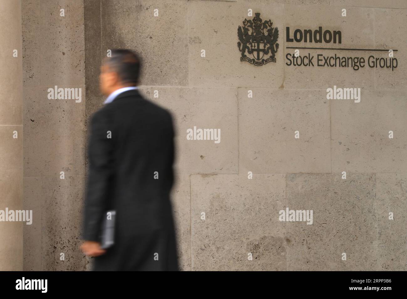 200309 -- LONDON, 9. März 2020 Xinhua -- Ein Mann geht am 9. März 2020 an der Londoner Börse in London vorbei. Die britischen Aktien gingen am Montag zurück, wobei der Benchmark FTSE 100 Index um 7,69 Prozent oder 496,78 Punkte auf 5.965,77 Punkte sank. Foto von Tim Ireland/Xinhua BRITAIN-LONDON-STOCKS PUBLICATIONxNOTxINxCHN Stockfoto