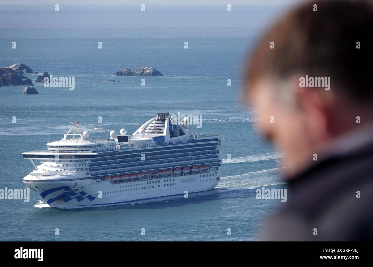 200309 -- SAN FRANCISCO, 9. März 2020 -- das Kreuzfahrtschiff Grand Princess taucht am 9. März 2020 in der San Francisco Bay Area in den Vereinigten Staaten auf. Das Kreuzfahrtschiff, das am Montag mit einer Ansammlung von COVID-19-Fällen verbunden war, legte im Hafen von Oakland im Bundesstaat Kalifornien an. U.S.-SAN FRANCISCO-GRAND PRINCESS-KREUZFAHRTSCHIFF-COVID-19 WUXXIAOLING PUBLICATIONXNOTXINXCHN Stockfoto