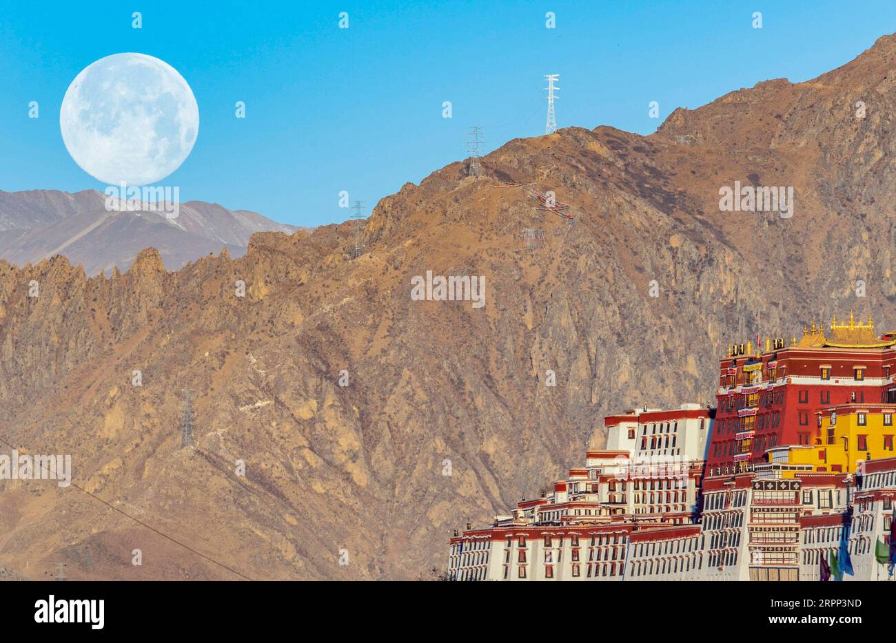 200310 -- LHASA, 10. März 2020 -- Ein Supermond ist in Lhasa, Südwestchinas autonomer Region Tibet, 10. März 2020 abgebildet. CHINA-TIBET-SUPERMOND CN SunxFei PUBLICATIONxNOTxINxCHN Stockfoto