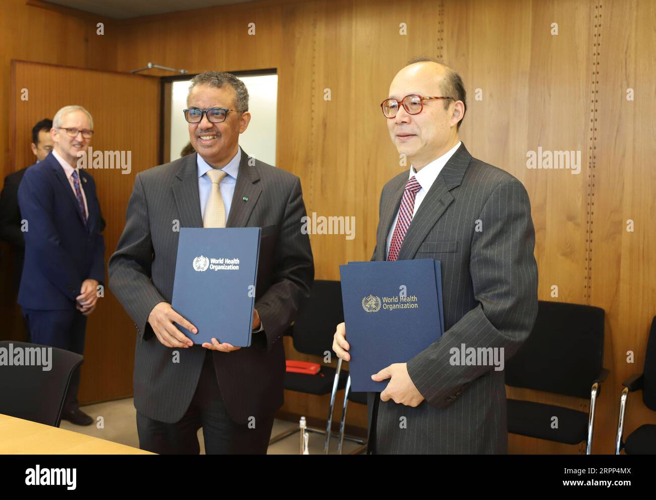 News Bilder des Tages 200310 -- GENF, 10. März 2020 -- WHO-Generaldirektor Tedros Adhanom Ghebreyesus 2nd R posiert für ein Foto mit Chen Xu 1st R, dem ständigen Vertreter Chinas im Büro der Vereinten Nationen in Genf, nach der Unterzeichnung eines Abkommens über die Spende Chinas in Höhe von 20 Millionen US-Dollar an die WHO für die Zusammenarbeit bei der Bekämpfung der neuartigen Coronavirus-Epidemie am 10. März 2020 in Genf, Schweiz. Der WHO-Chef sagte am Dienstag, dass die COVID-19-Fälle in China nach den beeindruckenden Bemühungen des Landes, das Virus einzudämmen, erheblich zurückgegangen seien Stockfoto