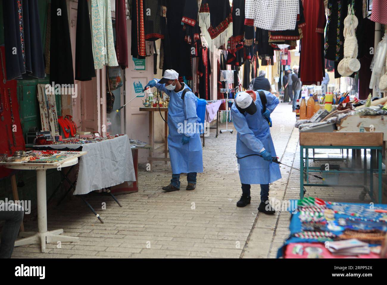 200311 -- HEBRON, 11. März 2020 -- Mitarbeiter sterilisieren die Altstadt der Westjordstadt Hebron, 10. März 2020. Palästina berichtete am Dienstag über einen neuen Fall des neuartigen Coronavirus, bringen die Gesamtzahl der infizierten Menschen auf 30. Foto: Mamoun Wazwaz/Xinhua MIDEAST-HEBRON-COVID-19 xiongsihao PUBLICATIONxNOTxINxCHN Stockfoto