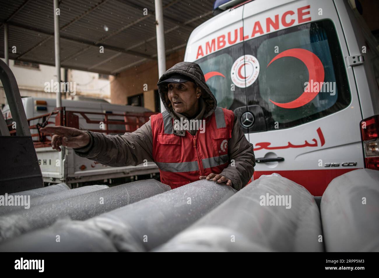 200311 -- TRIPOLI, 11. März 2020 Xinhua -- Ein libyscher Arbeiter des Roten Halbmonds des LRC übergibt am 10. März 2020 die Internationale Rote-Kreuz-Hilfe im LRC-Hauptquartier in Tripoli, Libyen. AMRU Salahuddien/Xinhua TRIPOLI *** 200311 TRIPOLI, 11. März 2020 Xinhua Ein libyscher Mitarbeiter des Roten Halbmonds des LRC übergibt am 10. März 2020 Internationale Rote-Kreuz-Hilfe im LRC-Hauptquartier in TRIPOLI, Libyen, Amru Salahuddien Xinhua TRIPOLI PUBLICATIONxNOTxINxCHN - ZUMA XjpbeE00366691Xix7xPEP79124 Xix7x9124 Stockfoto